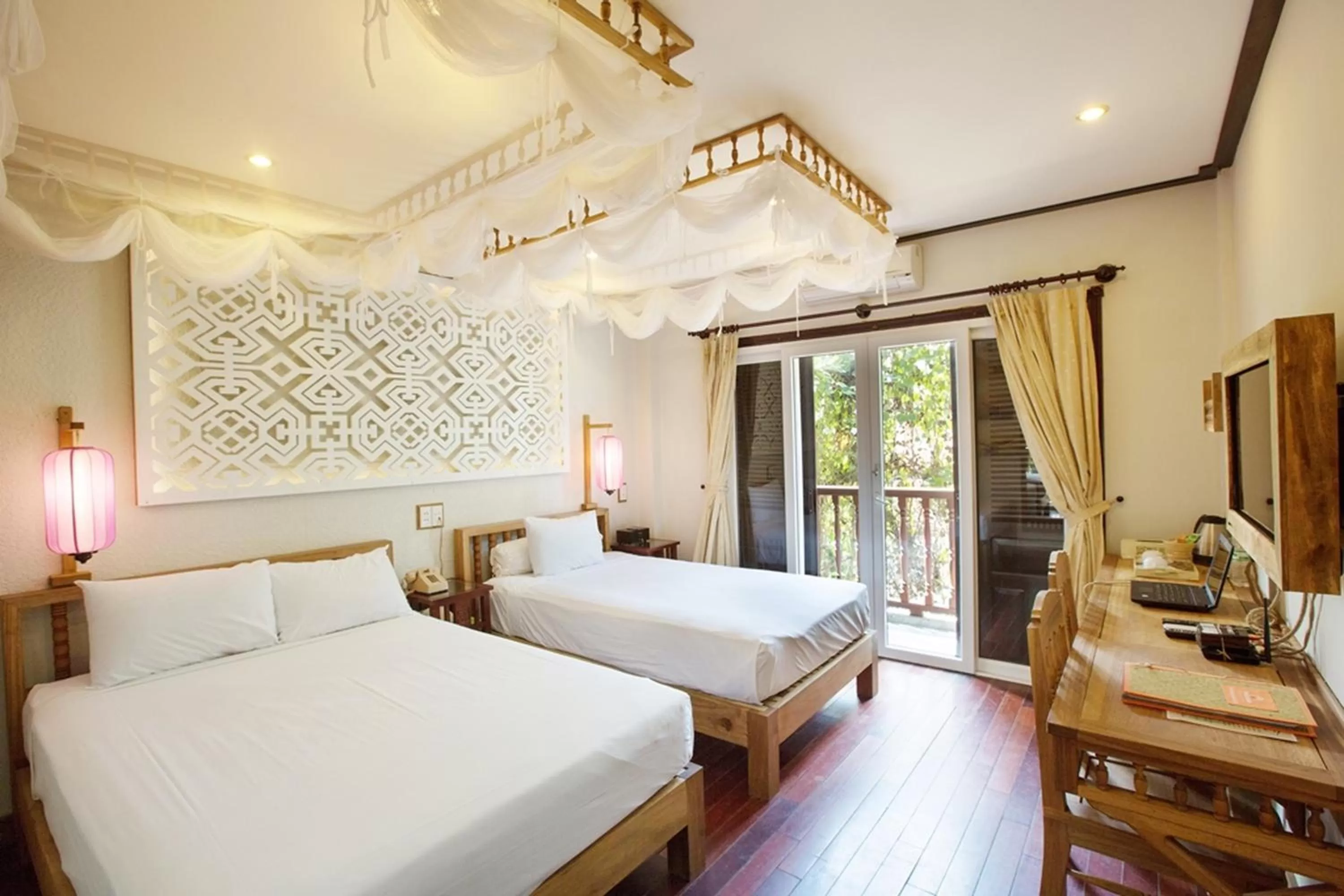 Deluxe Double or Twin Room with Window and Balcony in Hoi An Pho Library Hotel