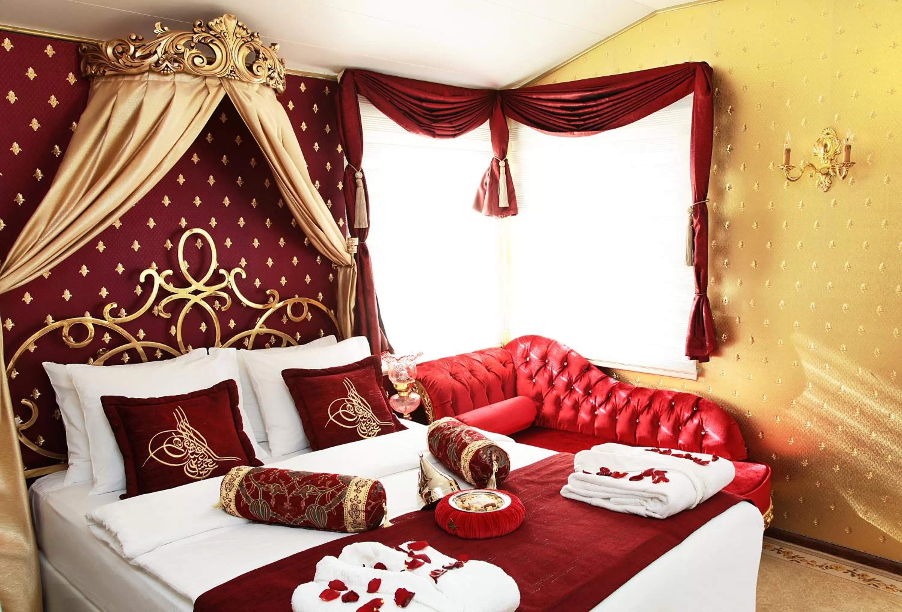 Luxury Suite with Jacuzzi (Honeymoon Package) in Sultan Tughra Hotel