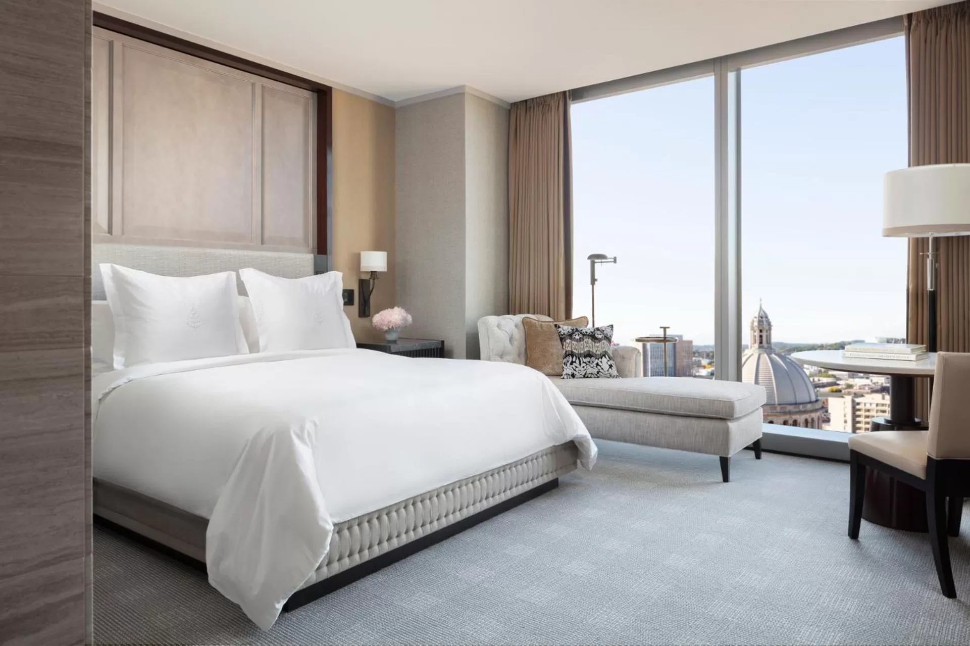 Deluxe King Room with City View - Accessible in Four Seasons Hotel One Dalton Street, Boston