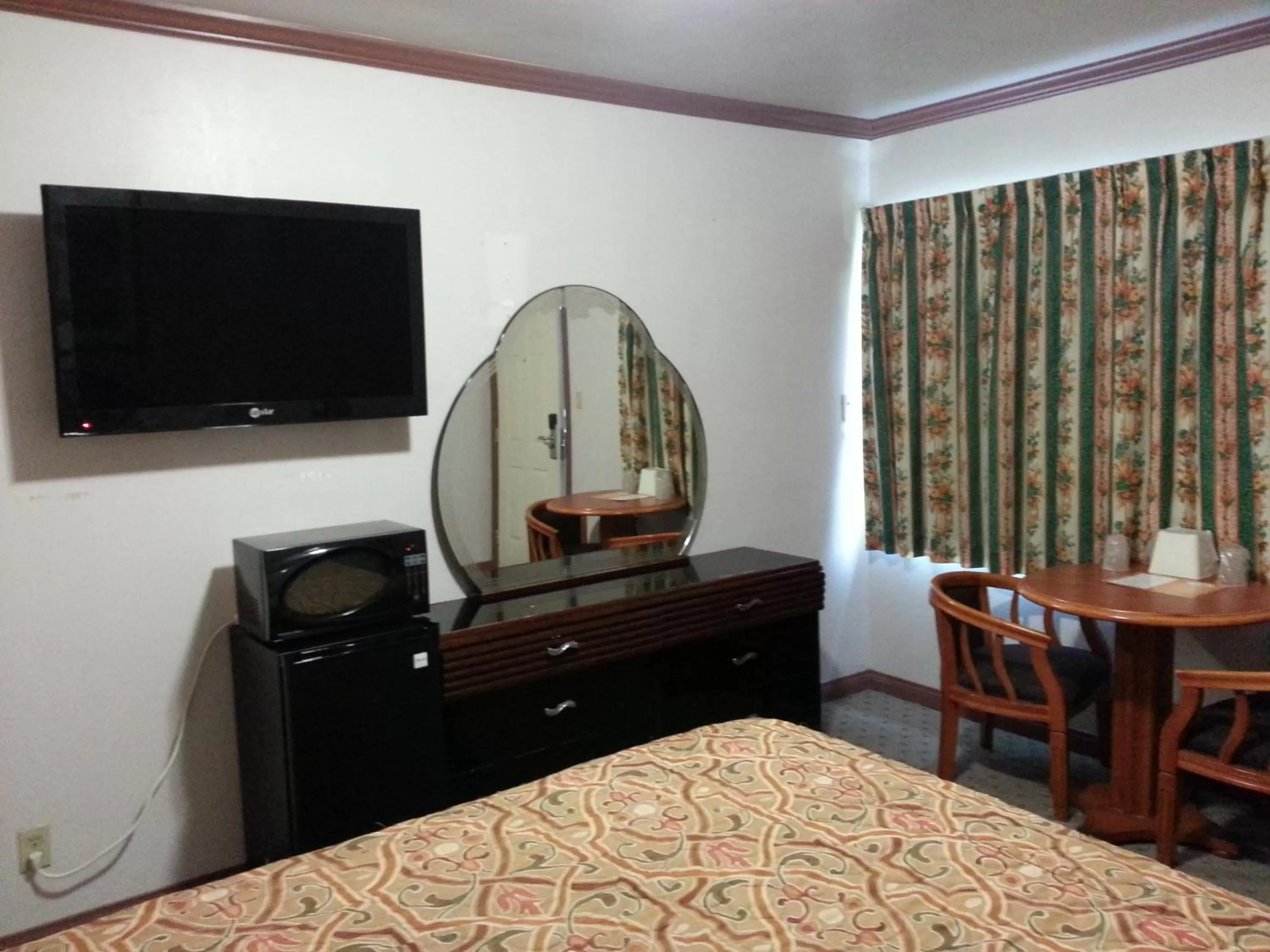 Standard King Room in Walls Motel Long Beach