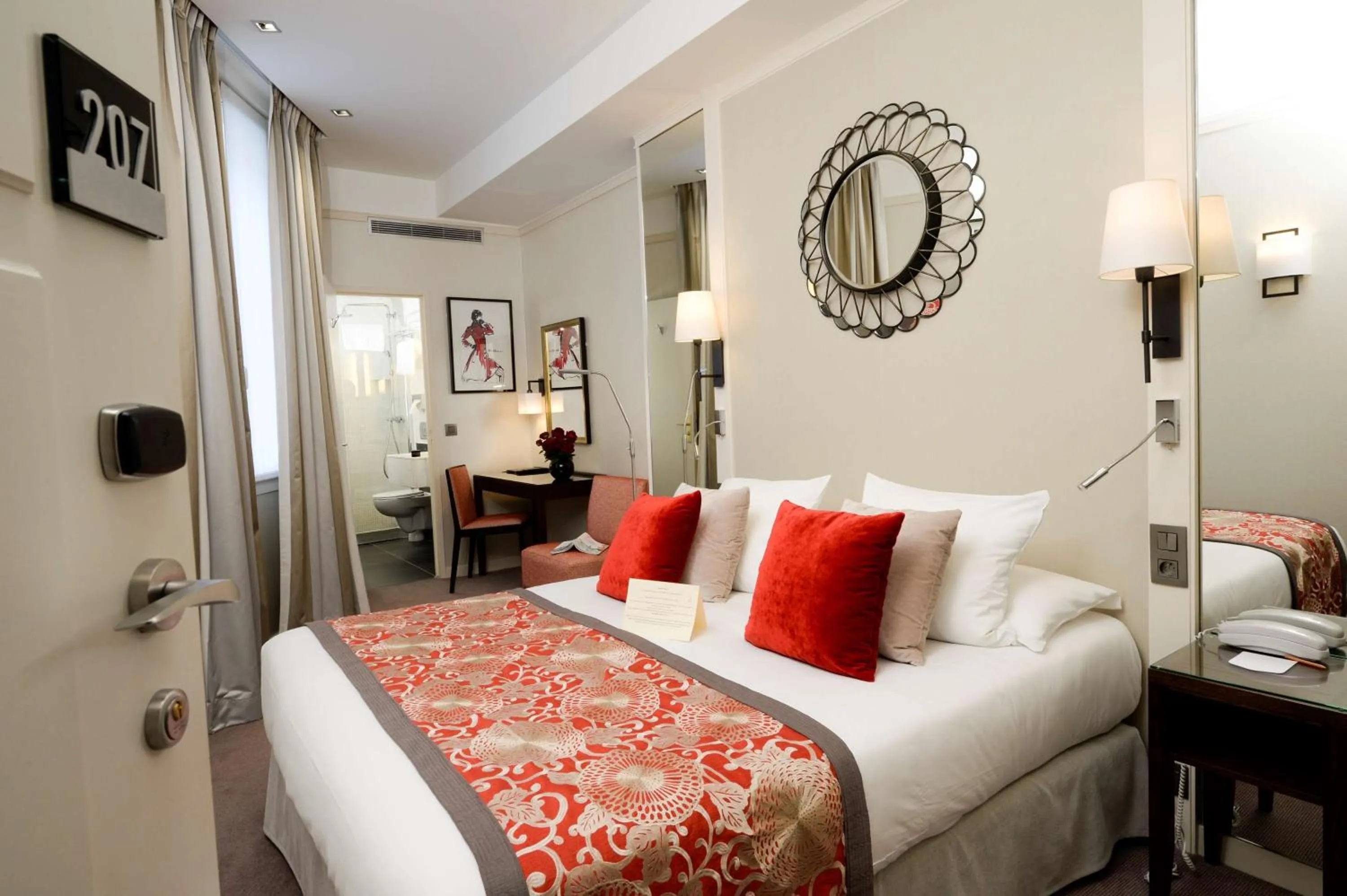 Superior Queen Room in Best Western Plus Hotel Sydney Opera