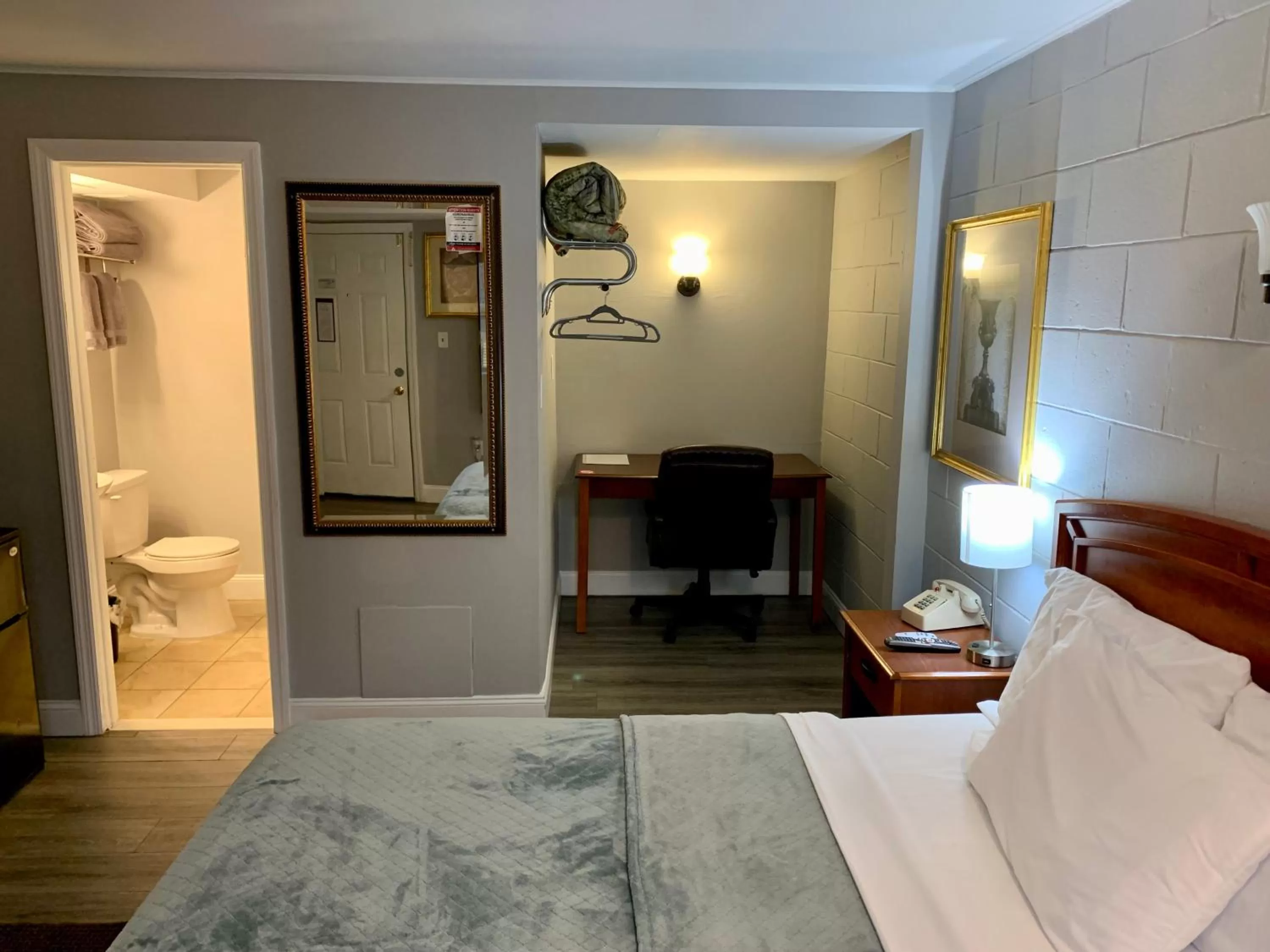 Queen Room with Garden View - single occupancy in Hill Top Motel