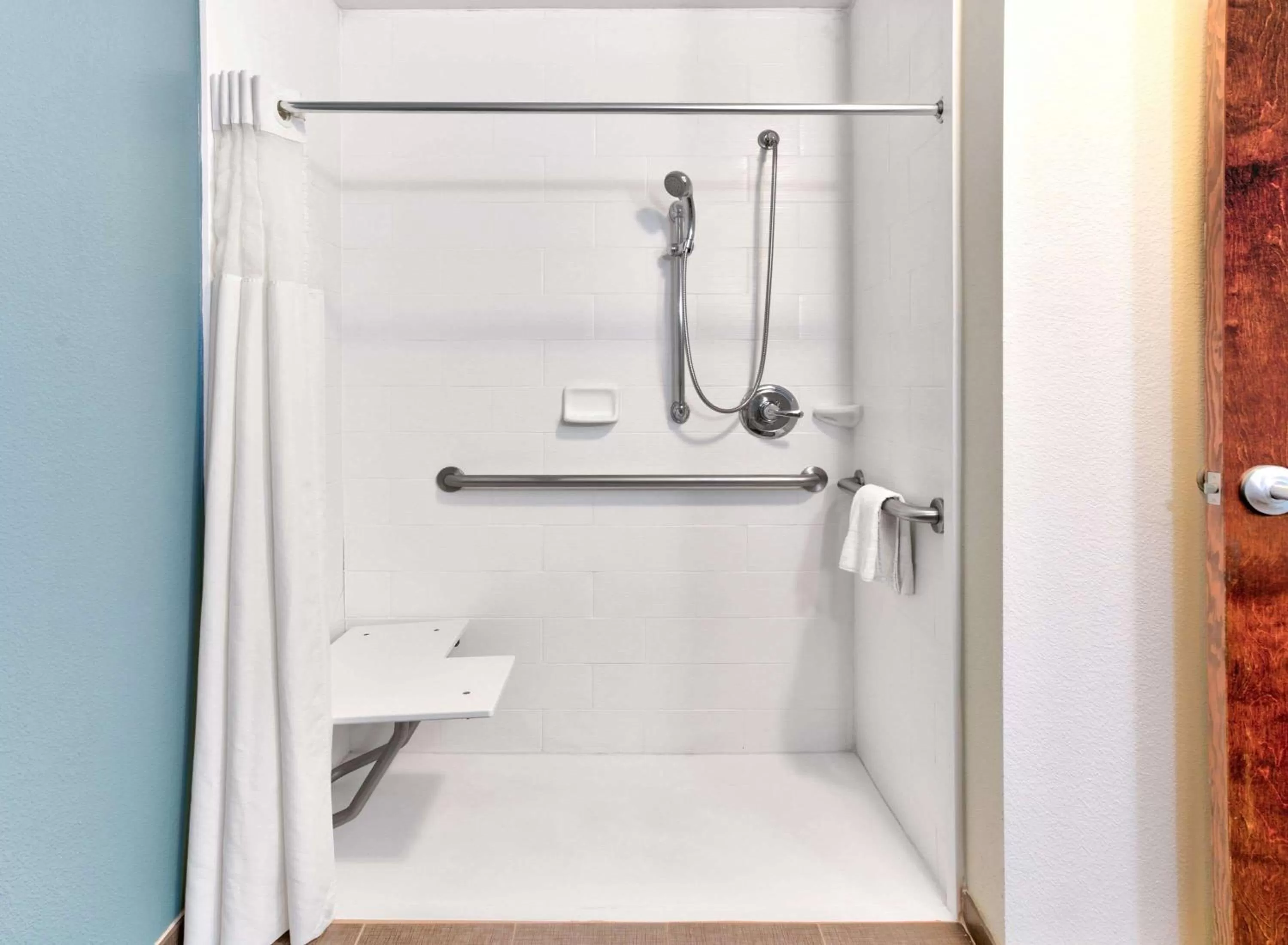 Deluxe King Suite with Roll-In Shower - Mobility Accessible/Non-Smoking in Wingate by Wyndham Longview North