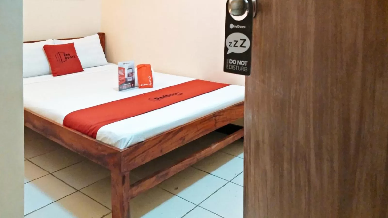 Double Room in RedDoorz near Baclay Drive Super Metro