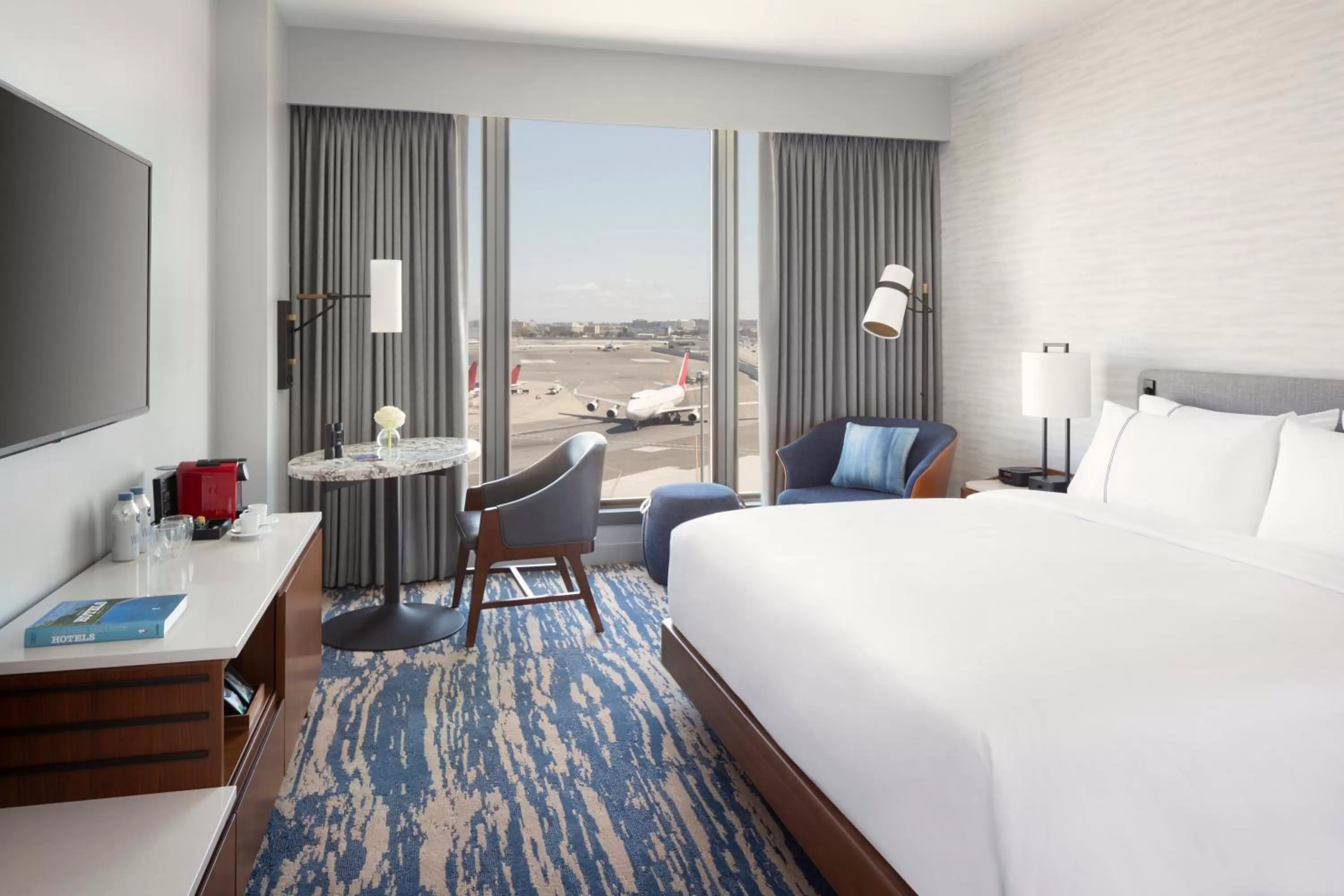 King Room with Runway View in Grand Hyatt at SFO