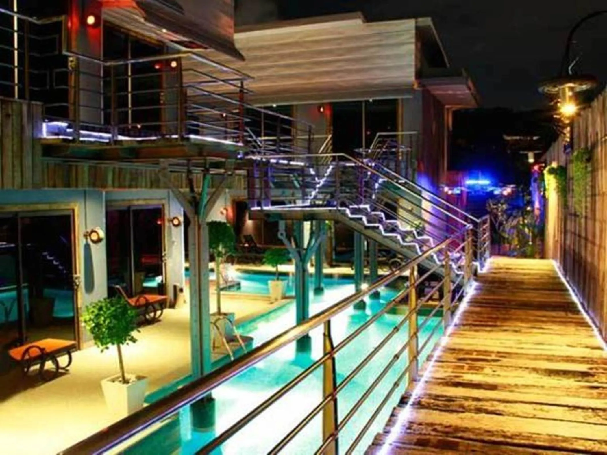 Deluxe Double Room with Pool Access in Nicky's Handlebar