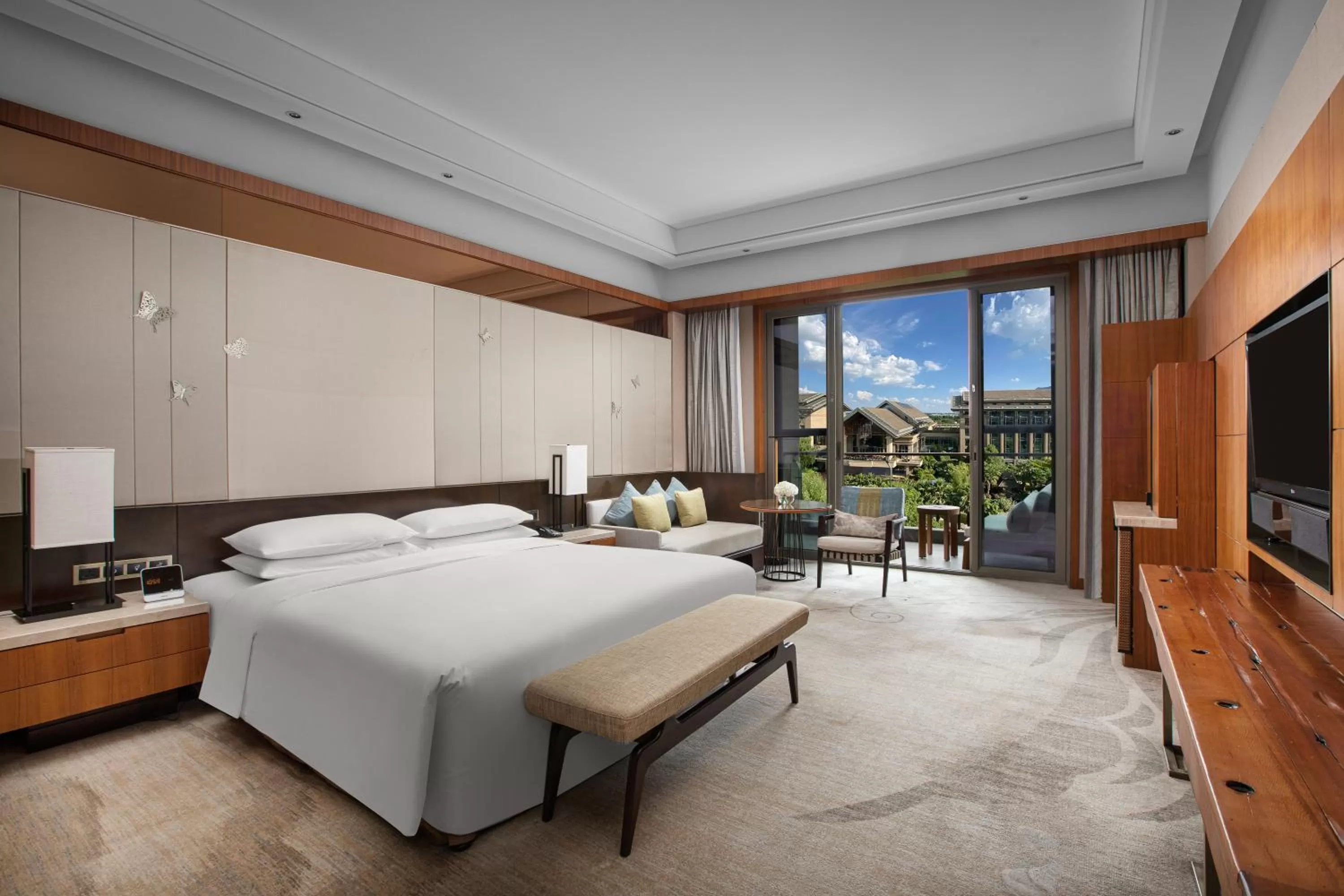 Premium King Room with Balcony in InterContinental Kunming by IHG