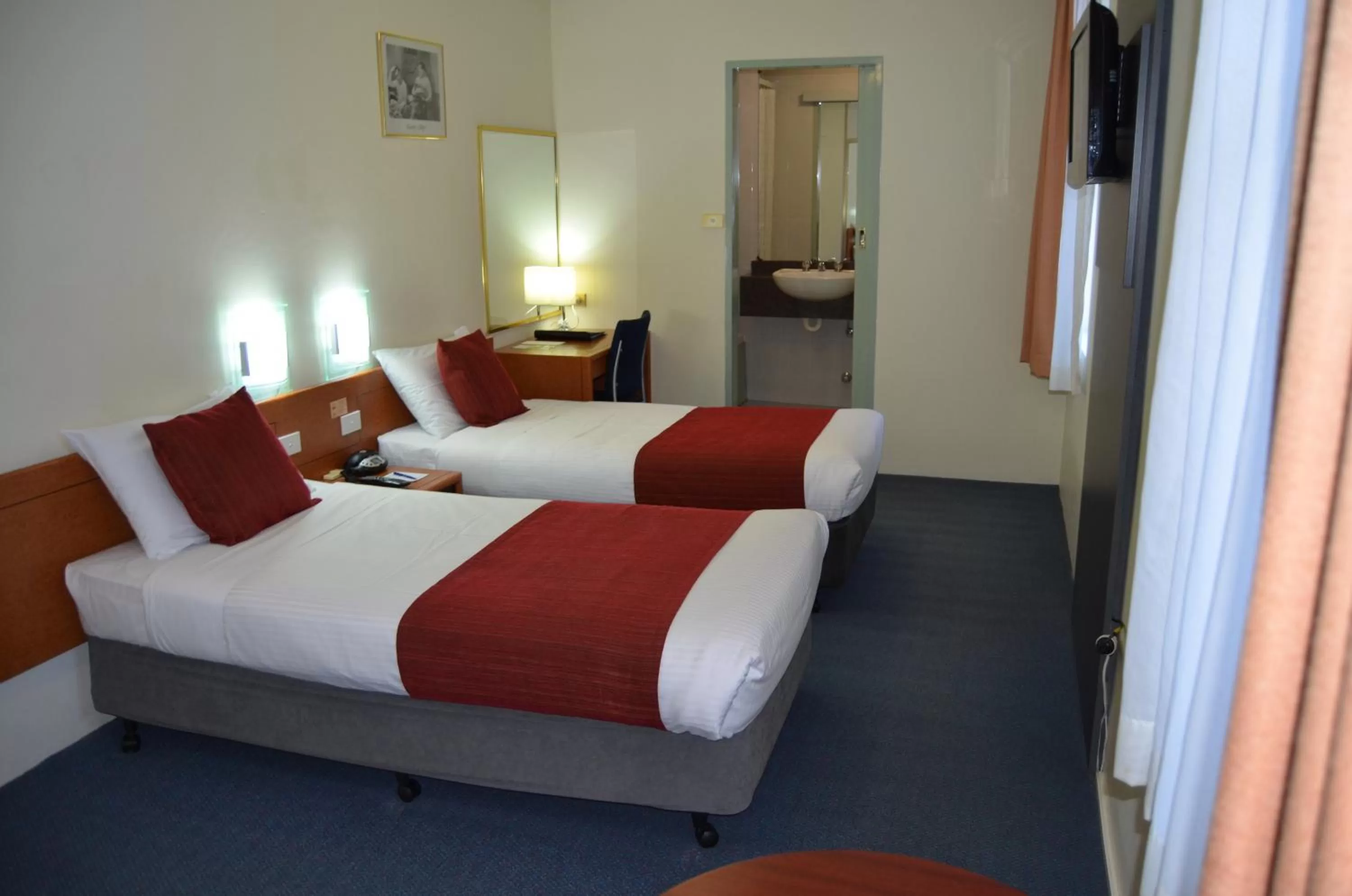 Standard Twin Room - Internal Room in Devere Hotel
