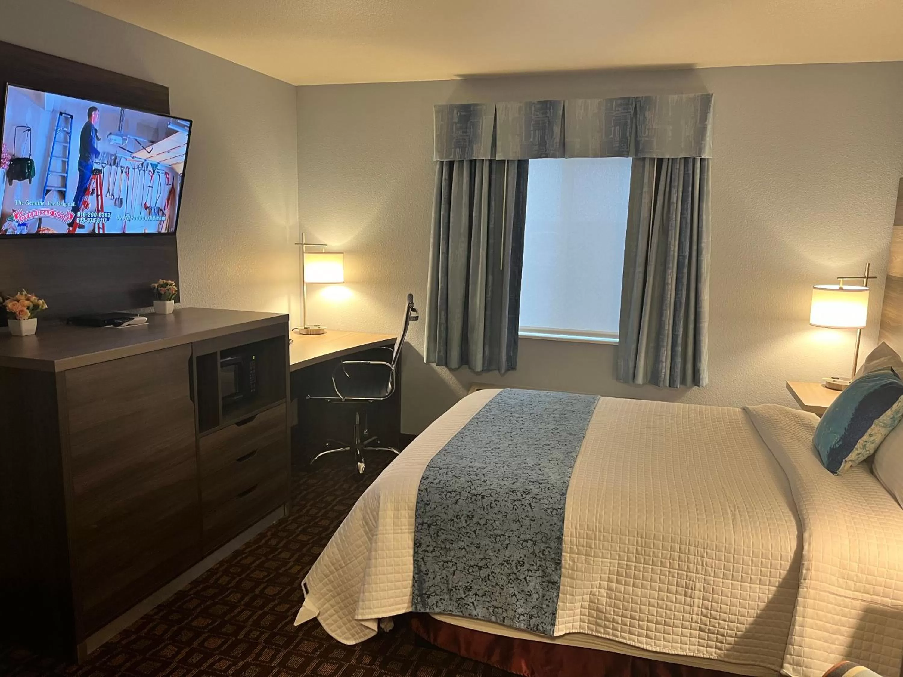 Queen Room in Garnett Hotel & RV Park