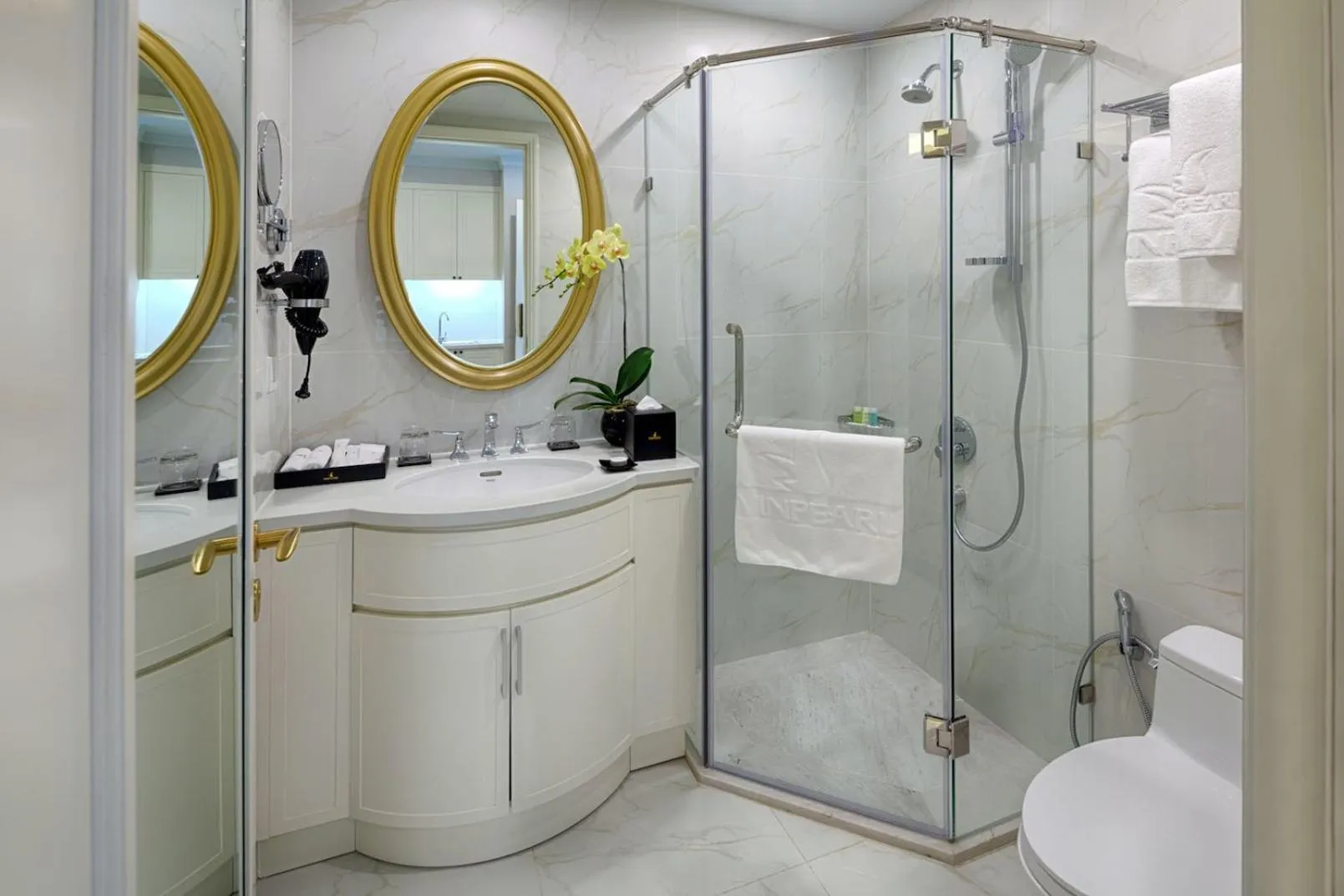 Grand Studio Ocean View King Bed in Vinpearl Beachfront Nha Trang