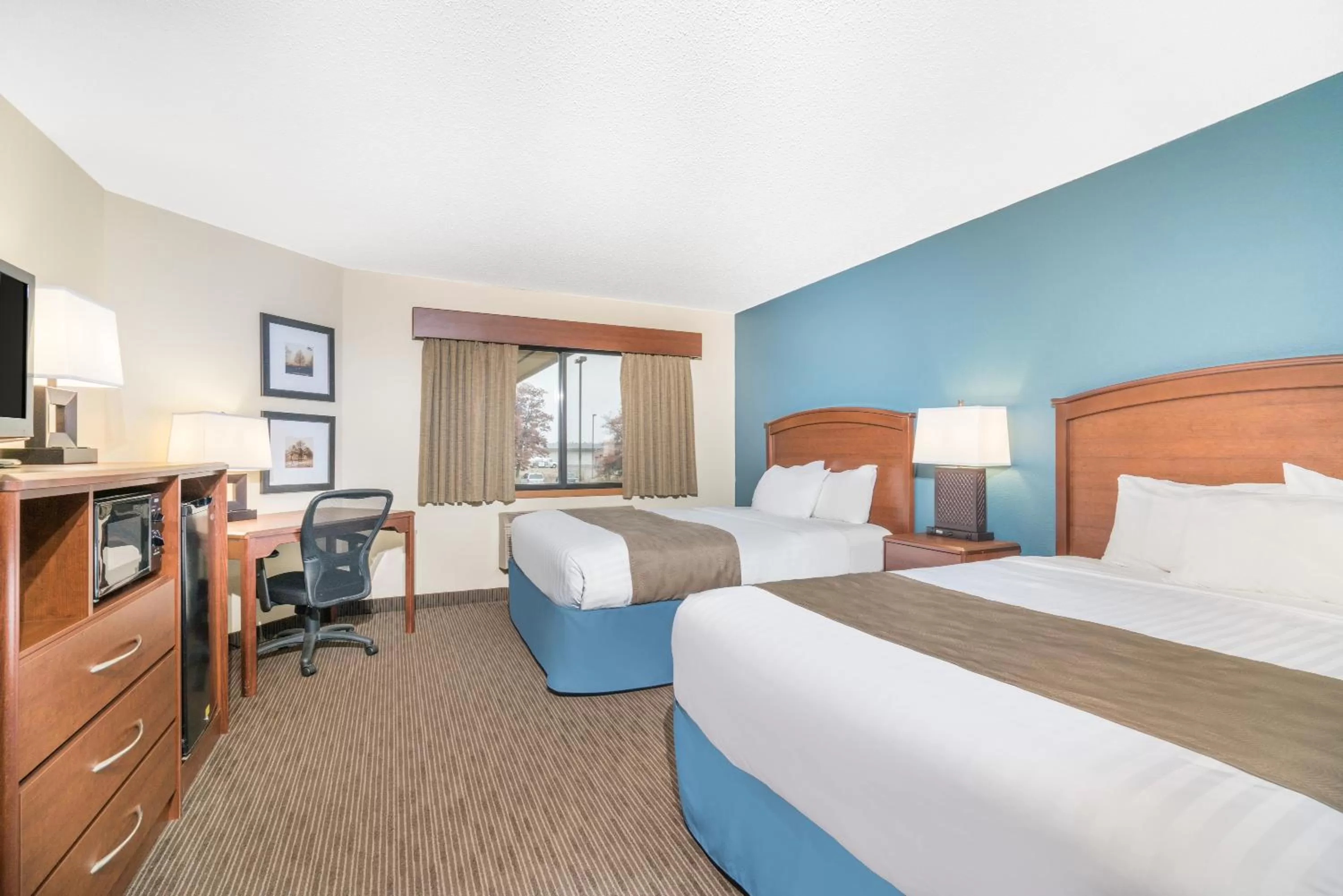 Queen Room with Two Queen Beds - Non-Smoking in Days Inn & Suites by Wyndham Baxter Brainerd Area