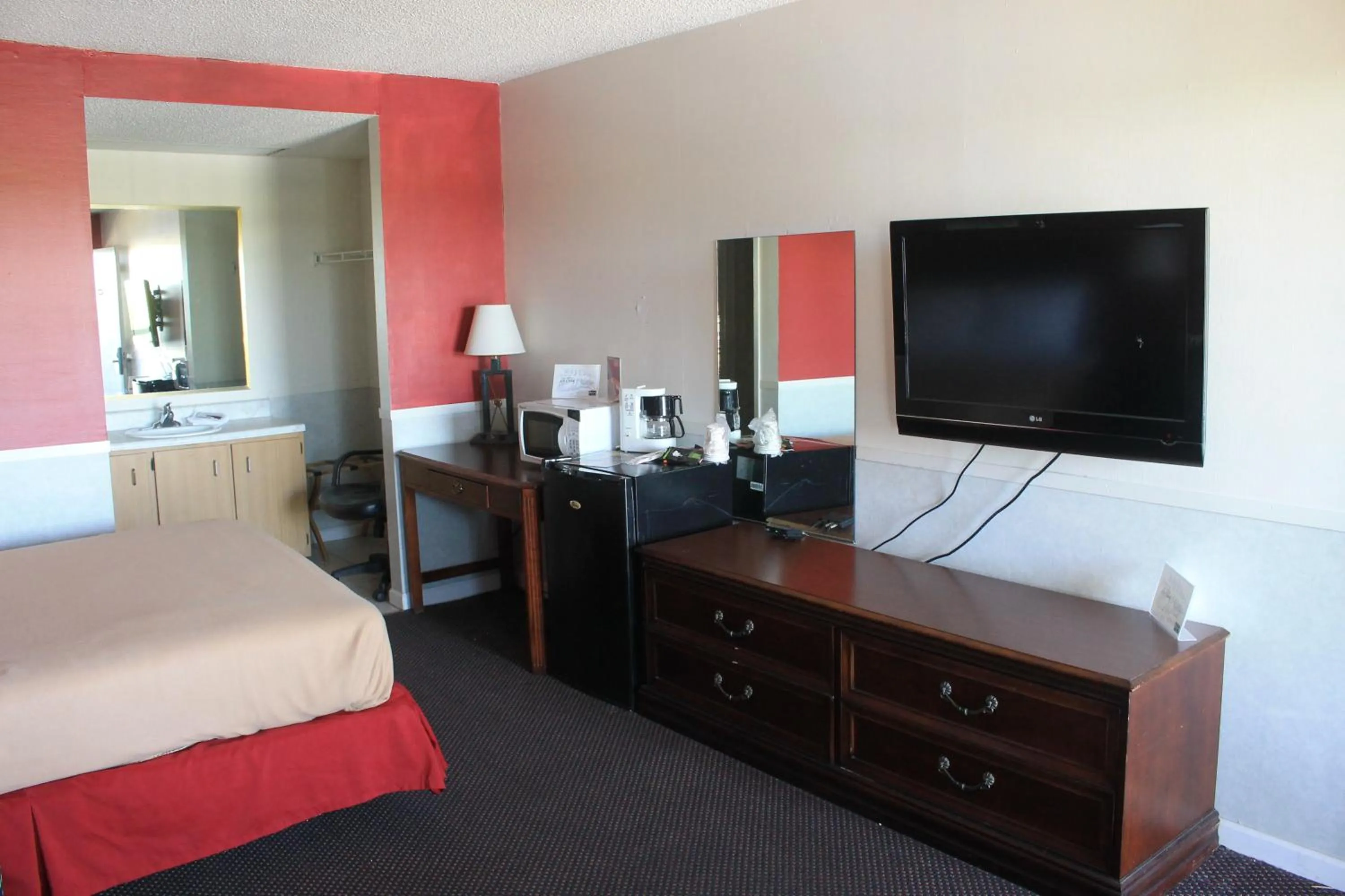 Queen Room with Two Queen Beds - Non-Smoking in Hawk's Nest Lodge