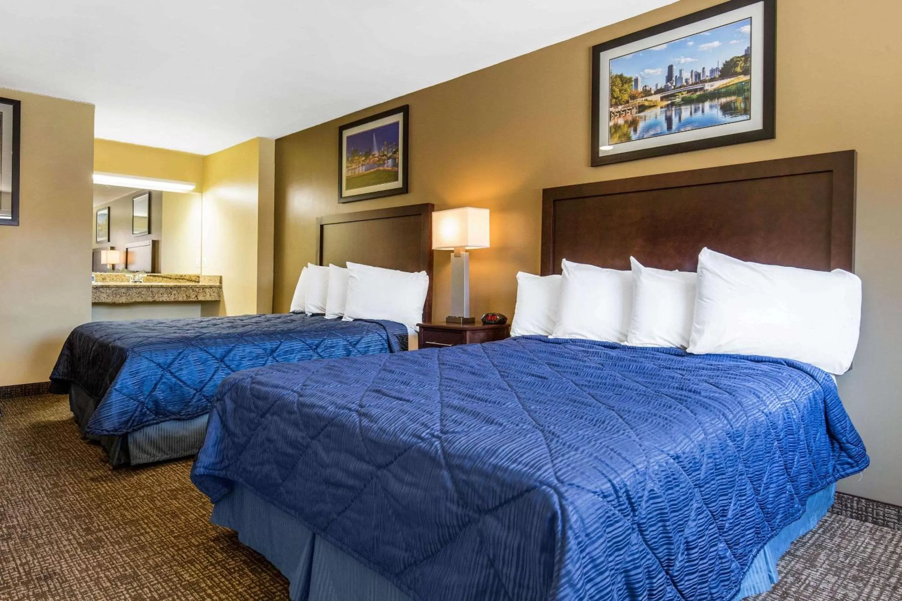 Queen Room with Two Queen Beds - Non-Smoking in Rodeway Inn Lyons - La Grange