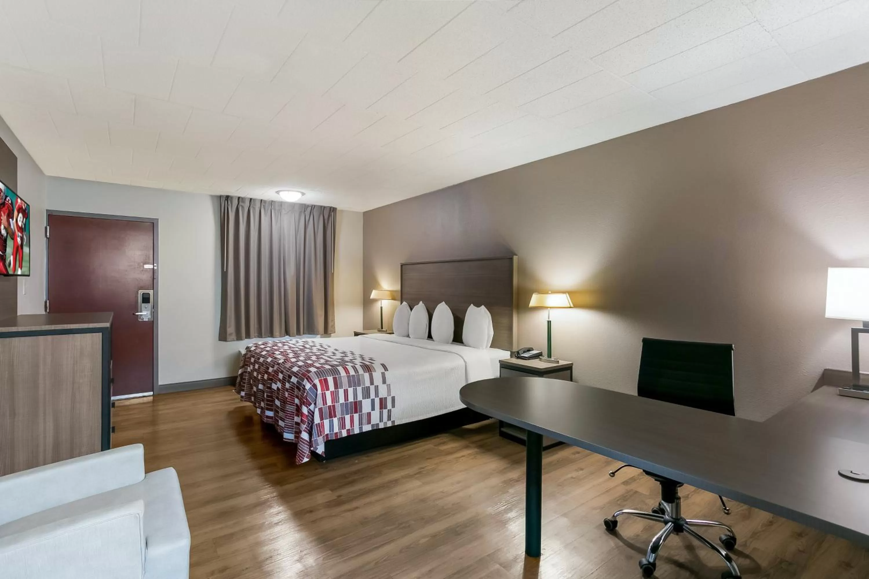 Superior King Room Non-Smoking in Red Roof Inn Baltimore