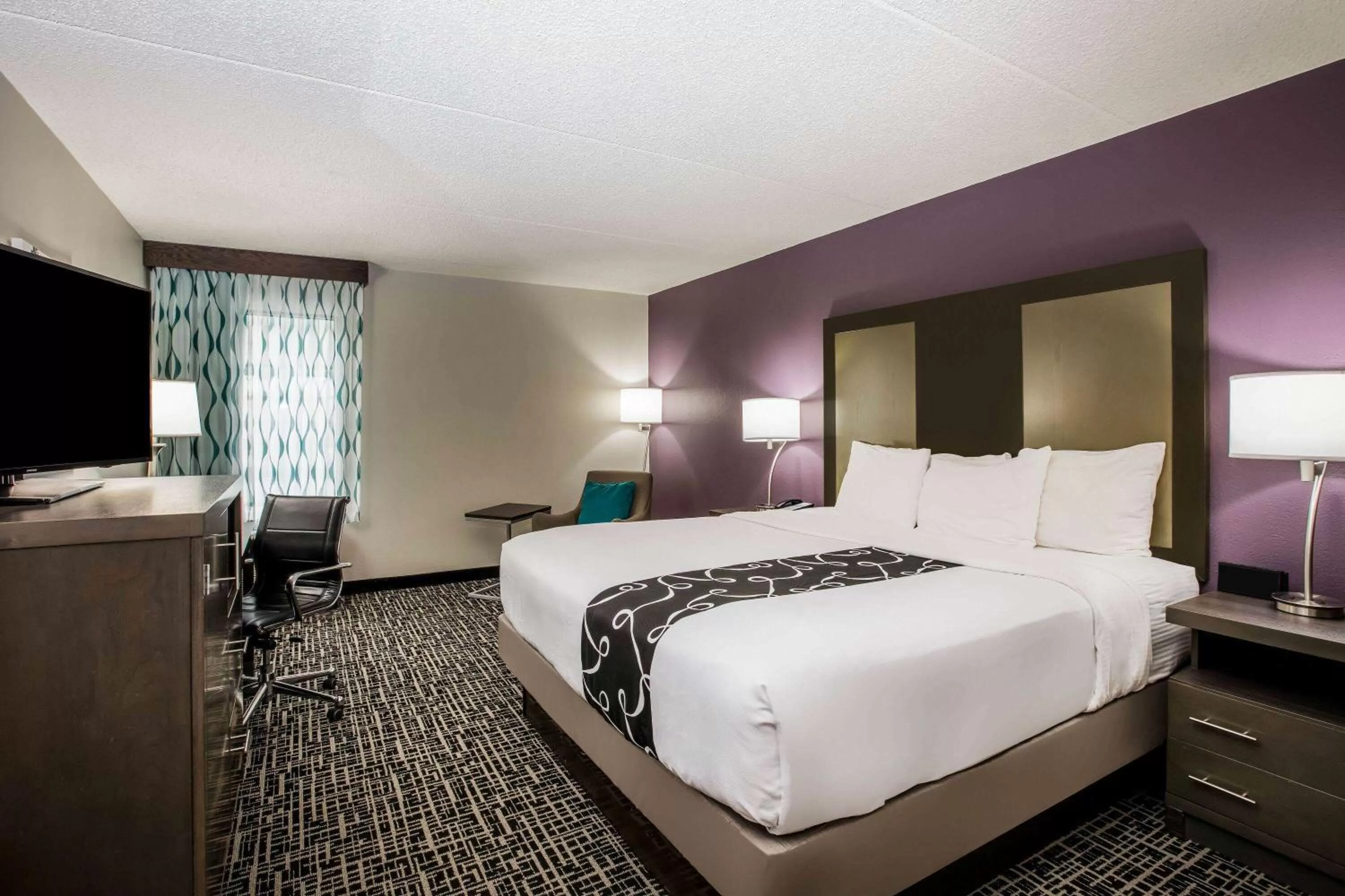 Accessible King Room in La Quinta Inn by Wyndham Davenport & Conference Center