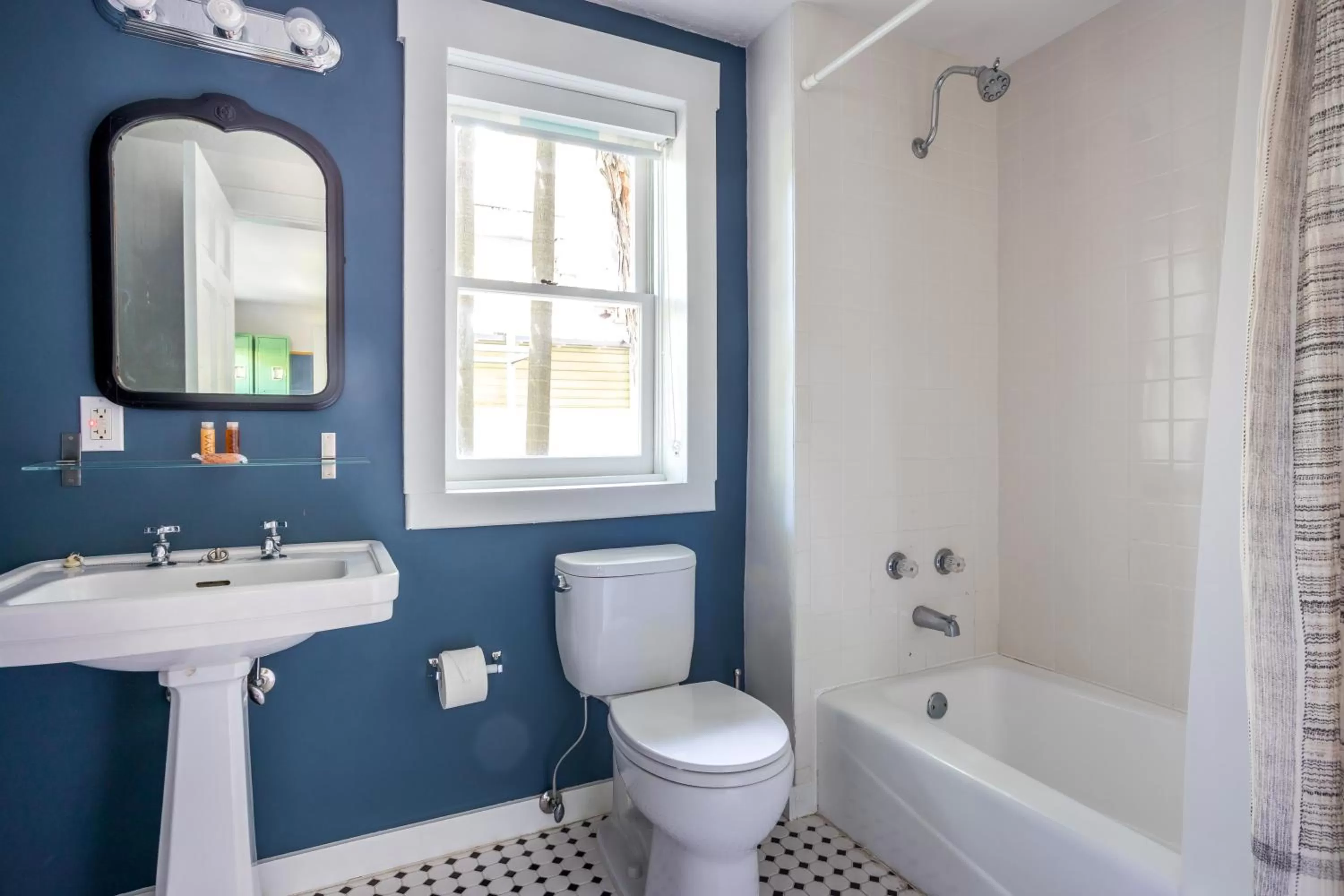 Bed in 4-Bed Dormitory Room in Miami River Inn by Renzzi