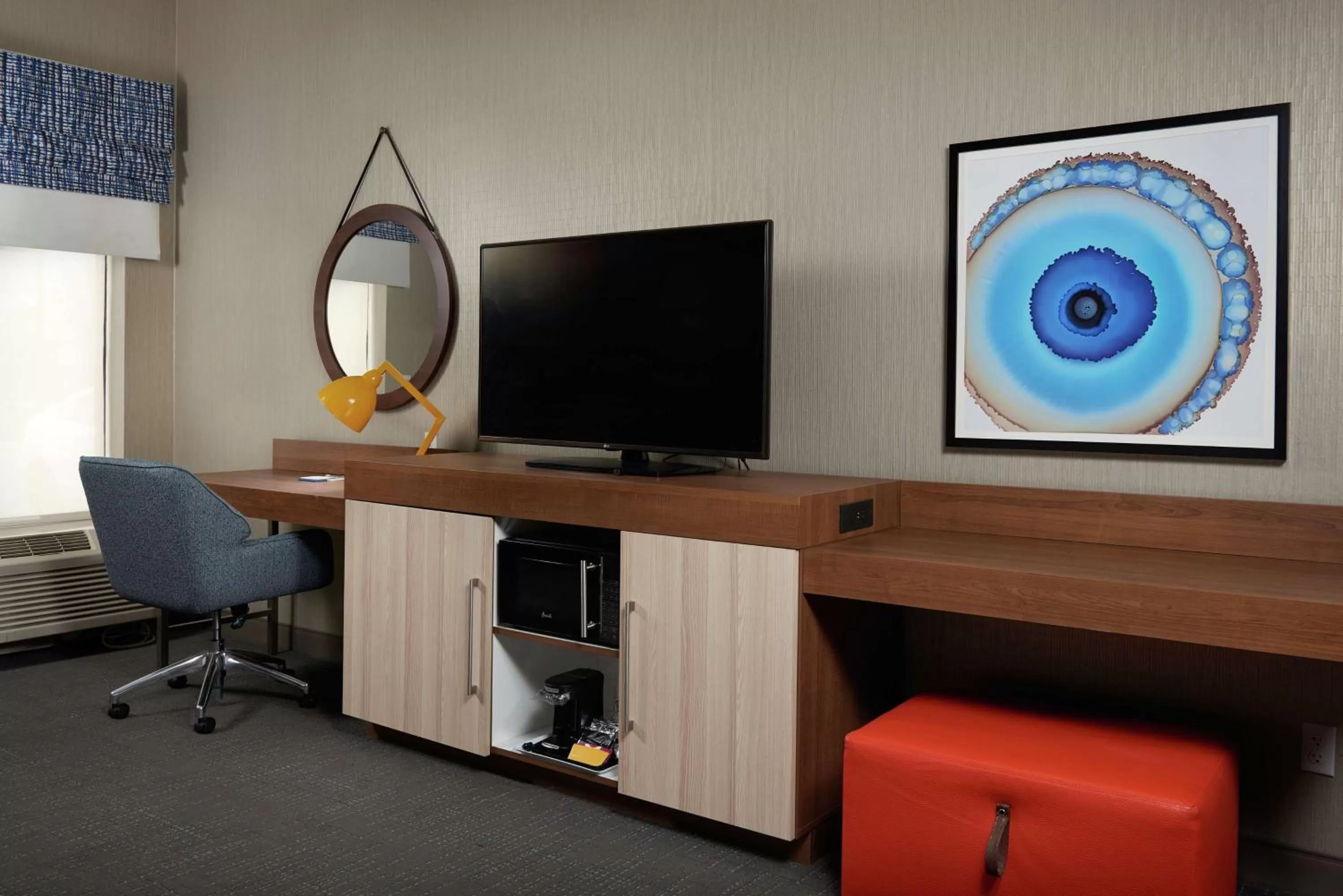 King Room with Sofa Bed and Study - Non-Smoking in Hampton Inn Niagara Falls