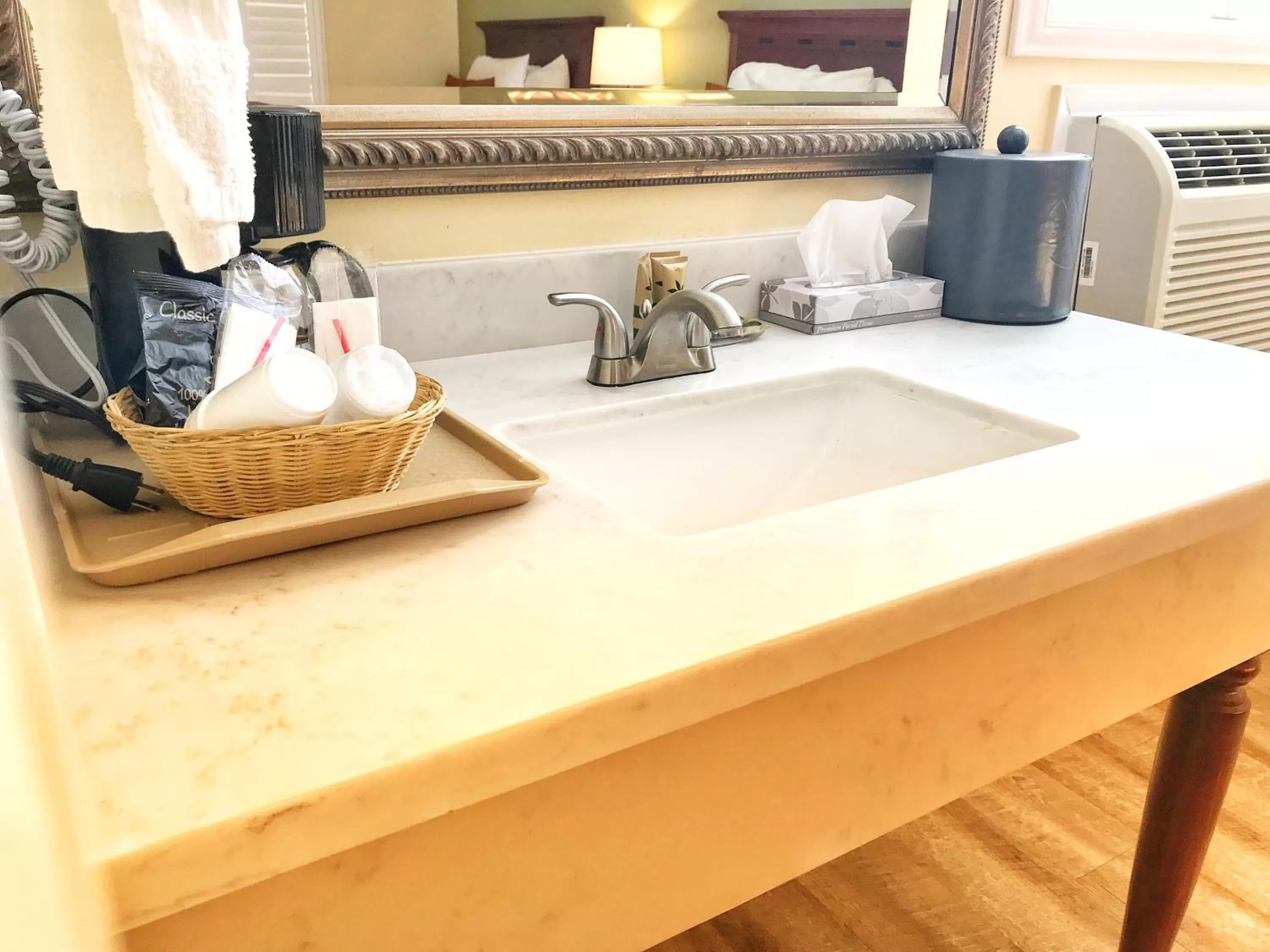 Queen Room - single occupancy - Disability Access in The Old West Inn