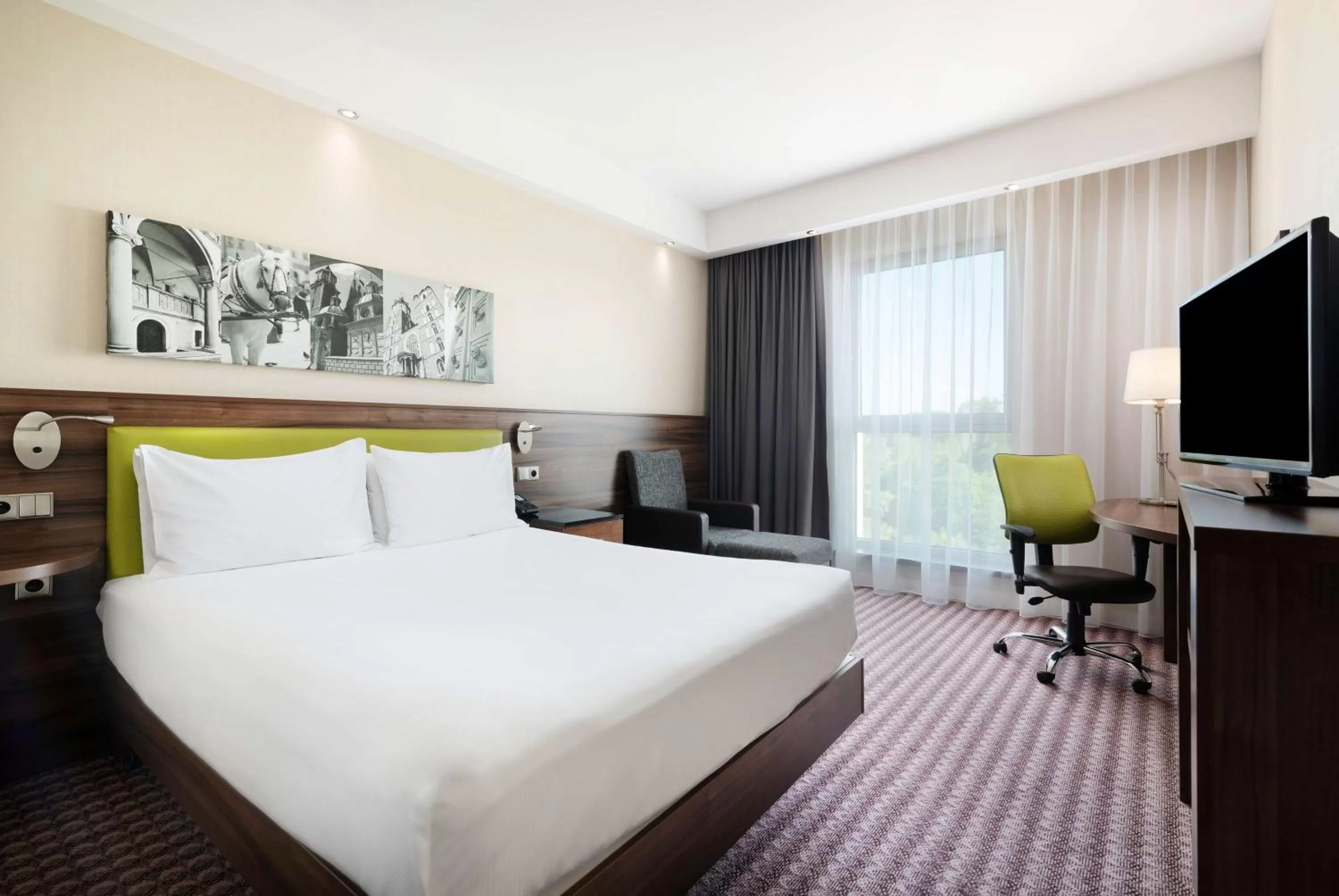 Queen Room in Hampton by Hilton Krakow
