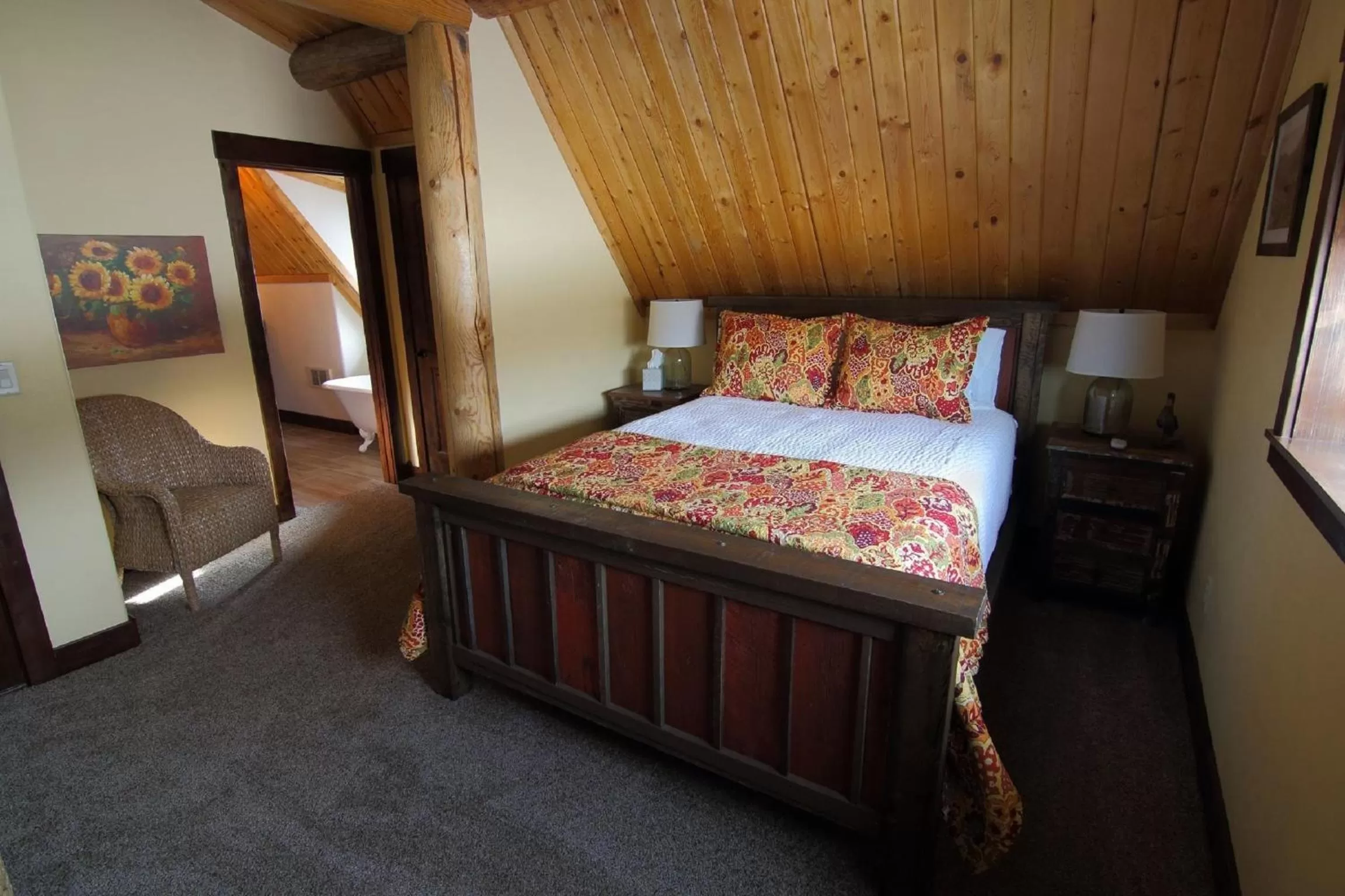 Deluxe Double Room with Bath in Fin and Feather Inn