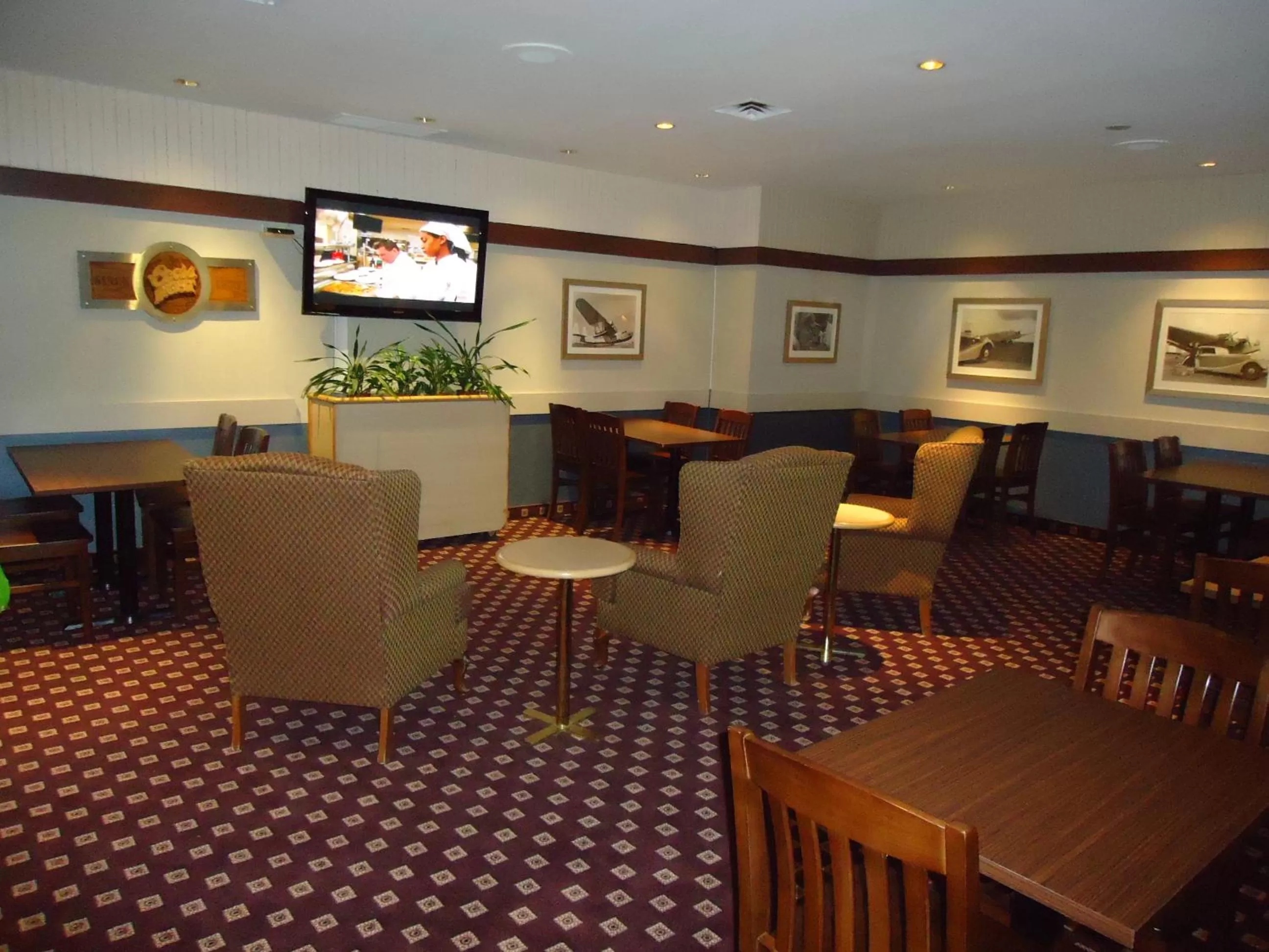 Lounge or bar in Ramada by Wyndham Trenton