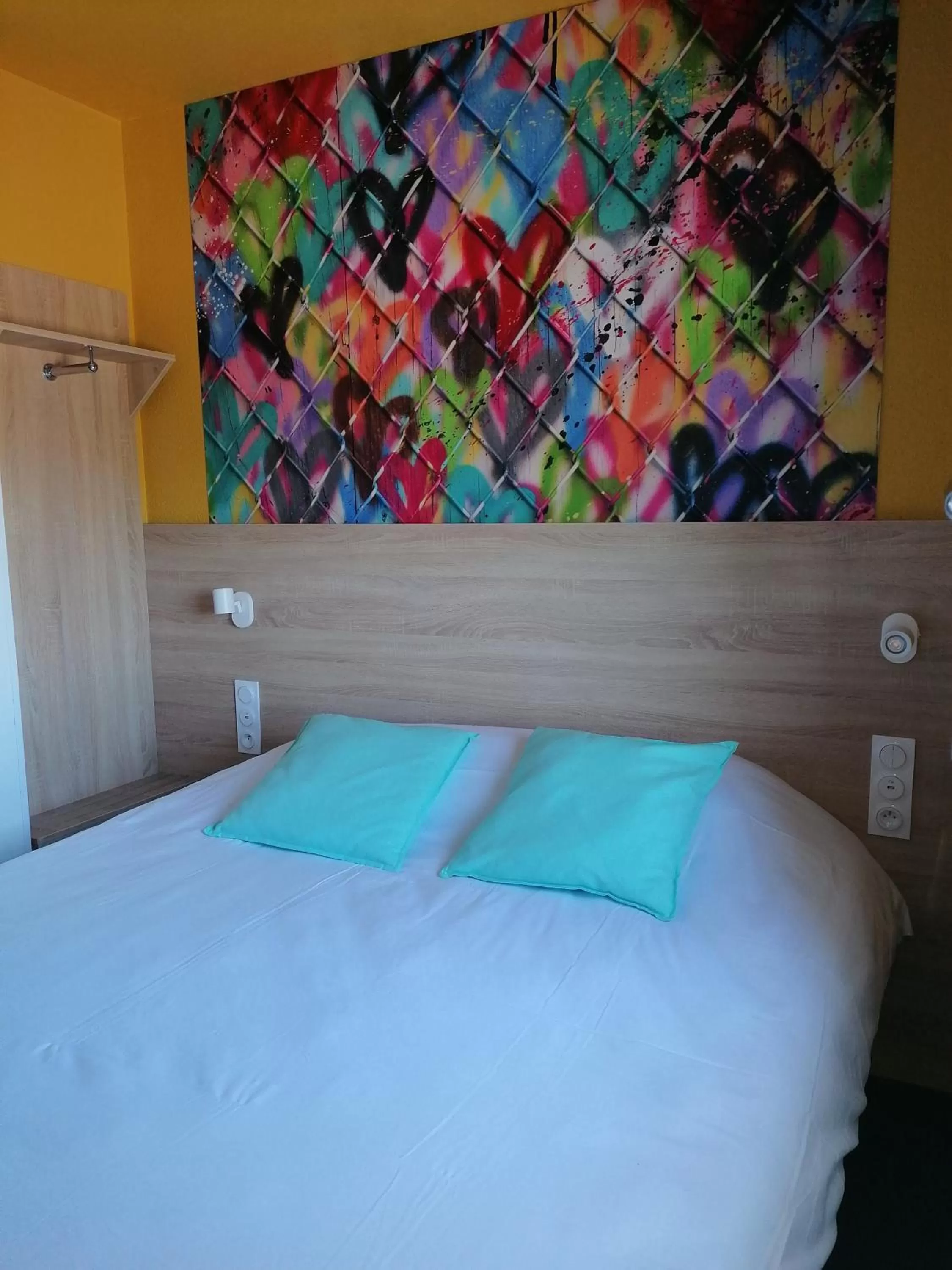 Bedroom, Bed in Kyriad Direct Martigues