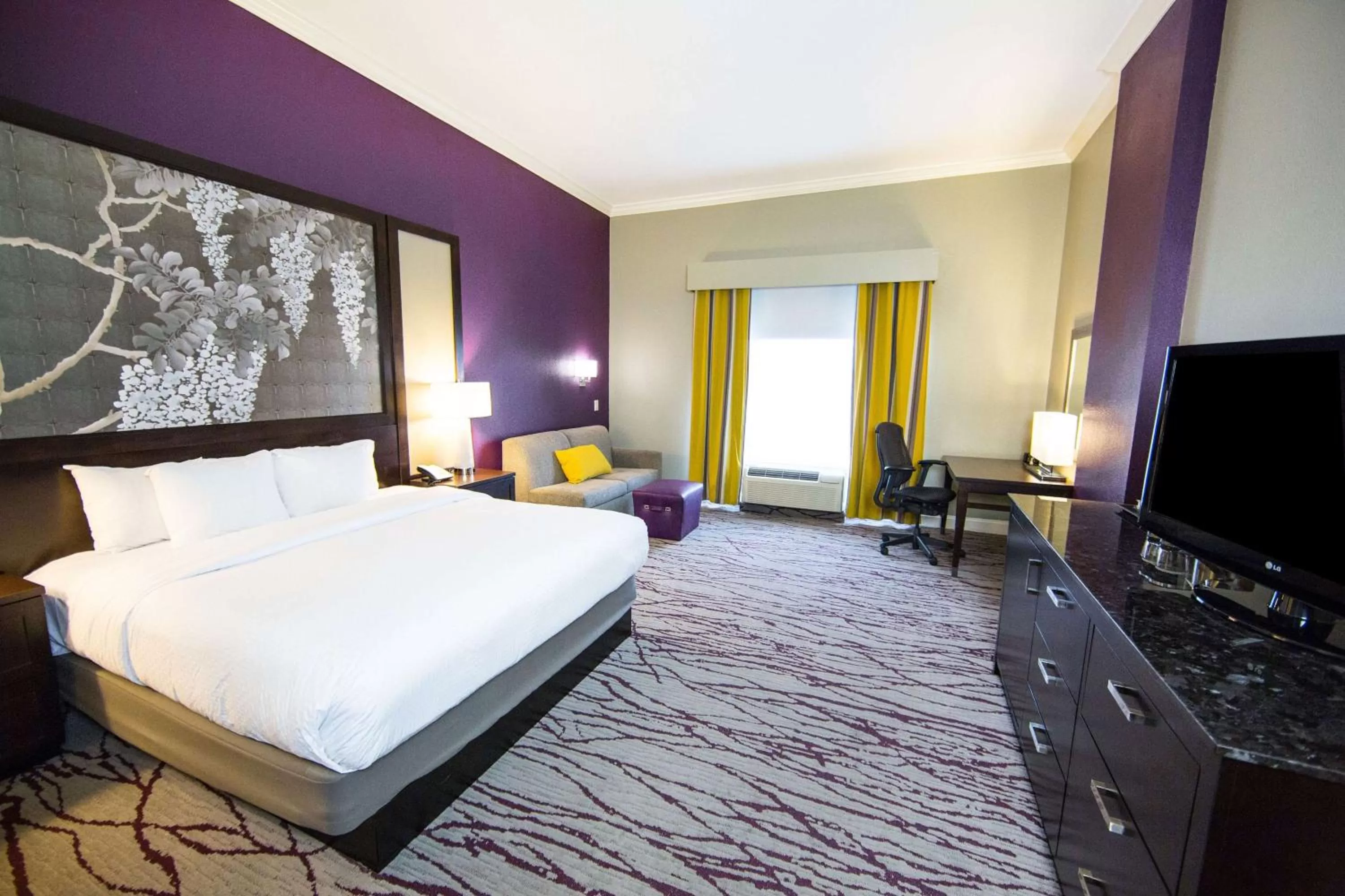 King Room with Sofa Bed - Non-Smoking in DoubleTree by Hilton Historic Savannah