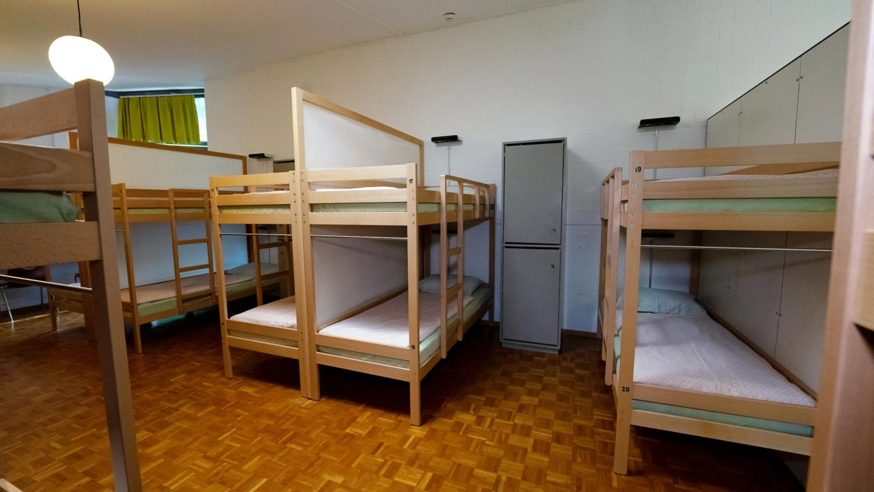 Photo of the whole room, Bed in Luzern Youth Hostel
