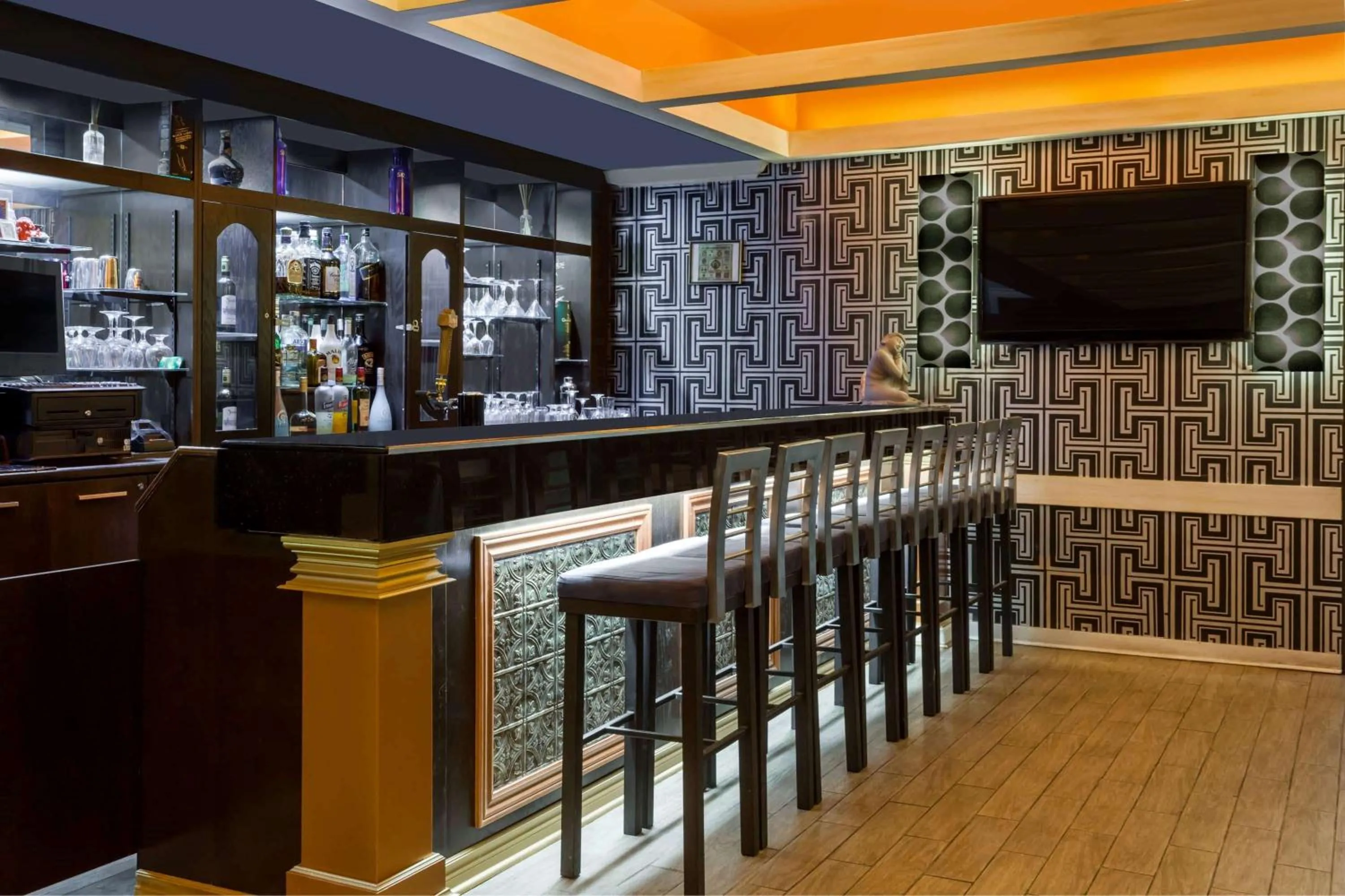 Lounge or bar in Howard Johnson by Wyndham Niagara Falls