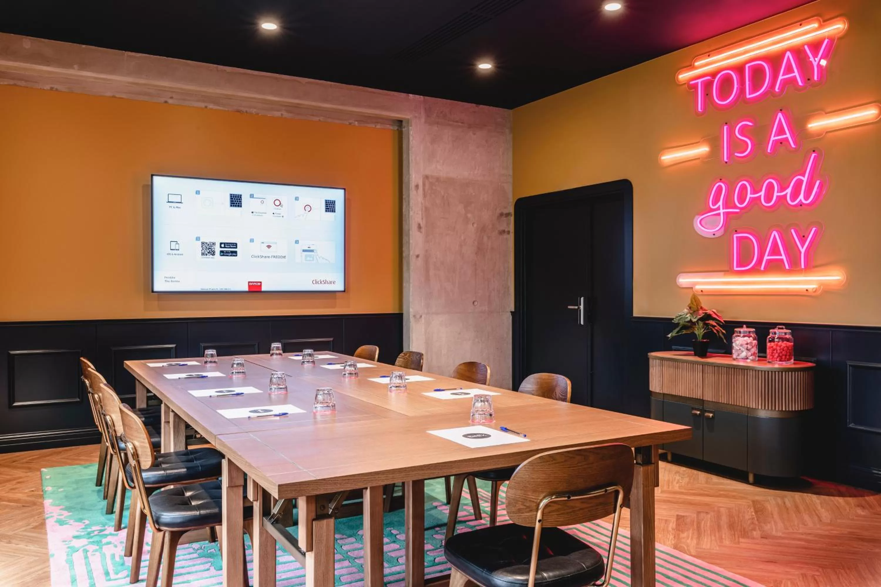 Meeting/conference room in The ReMIX Hotel