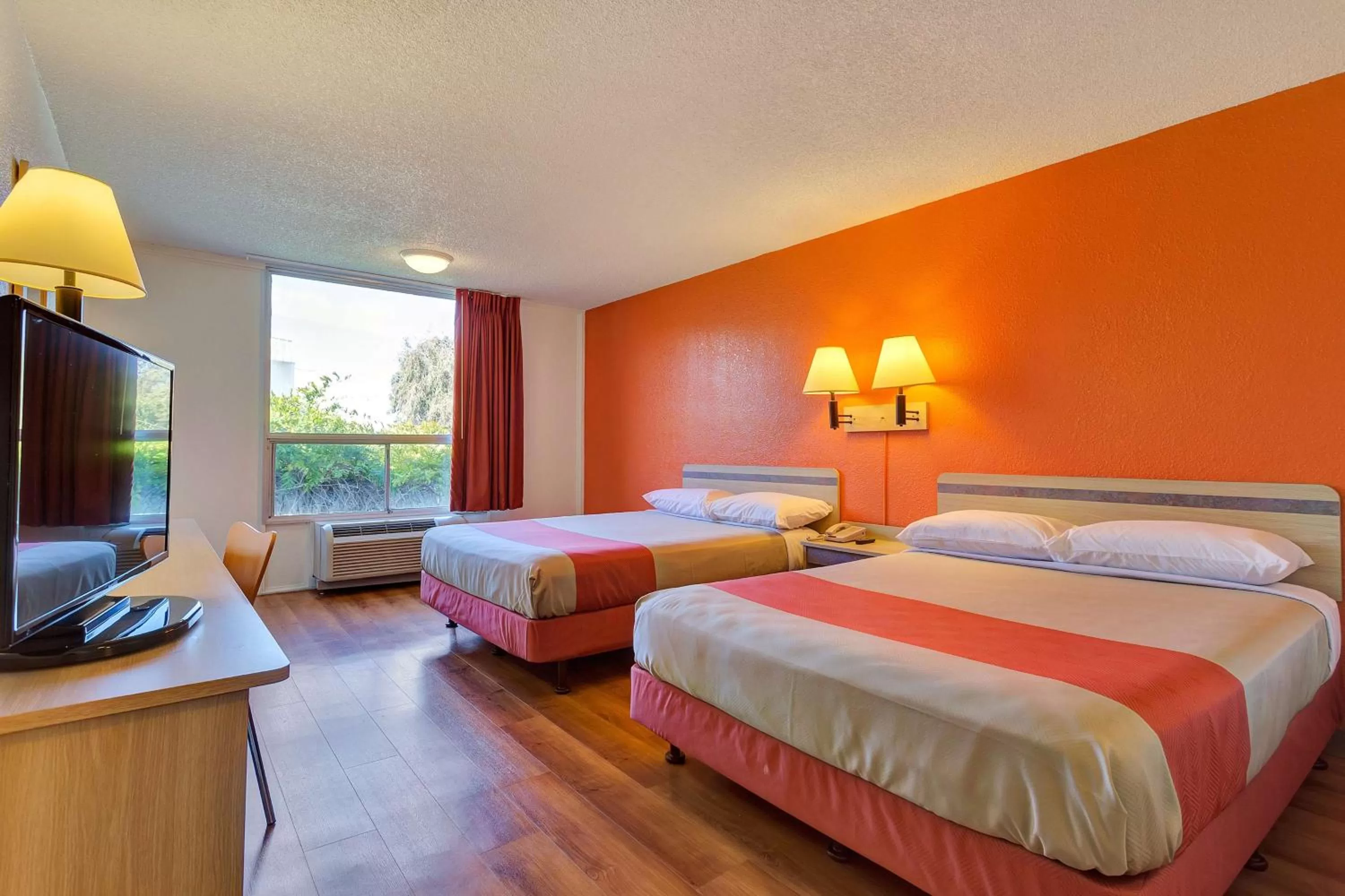 Deluxe Queen Room in Motel 6-Belmont, CA - San Francisco - Redwood City
