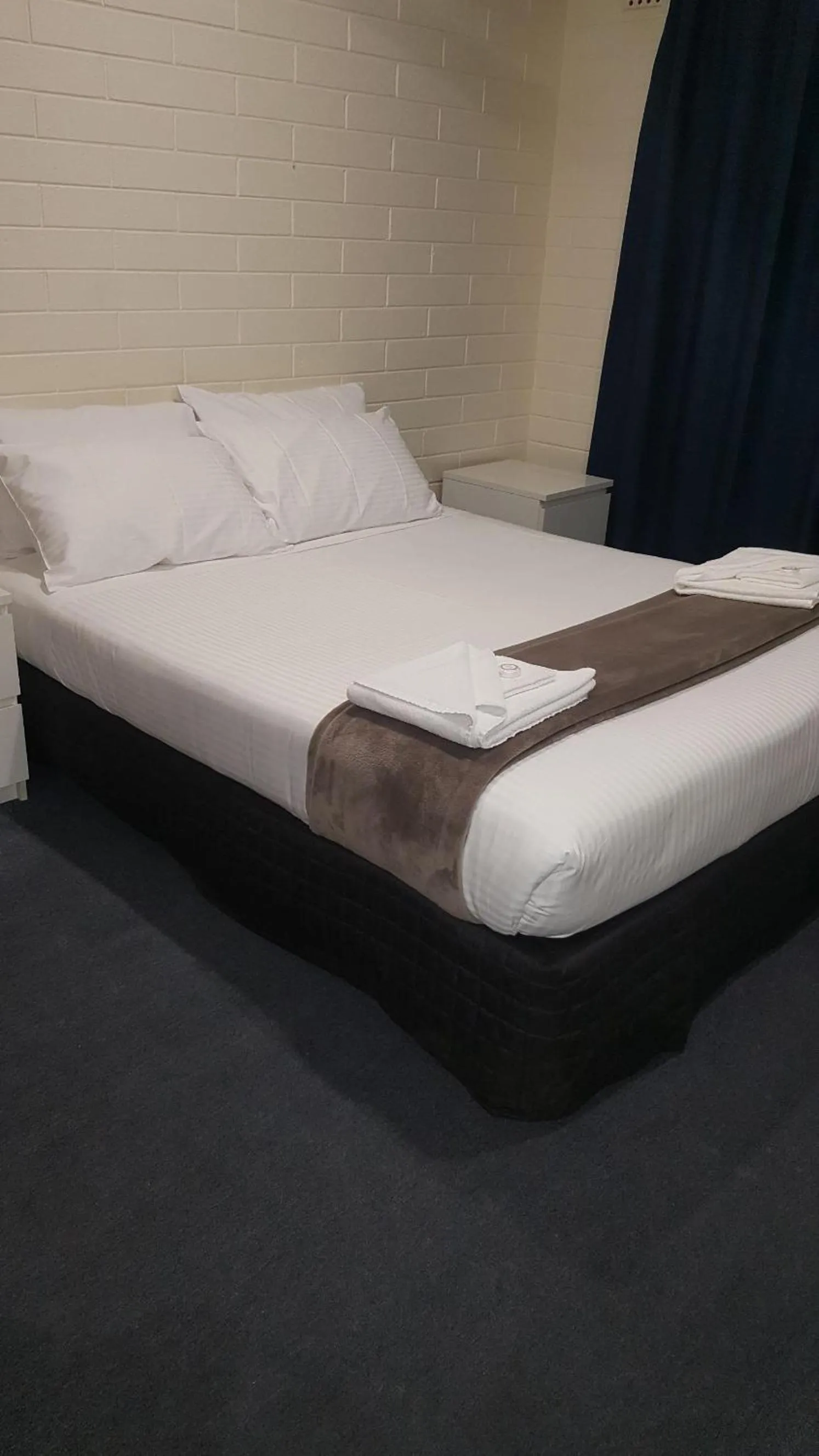 Queen Room in Lockleys Hotel