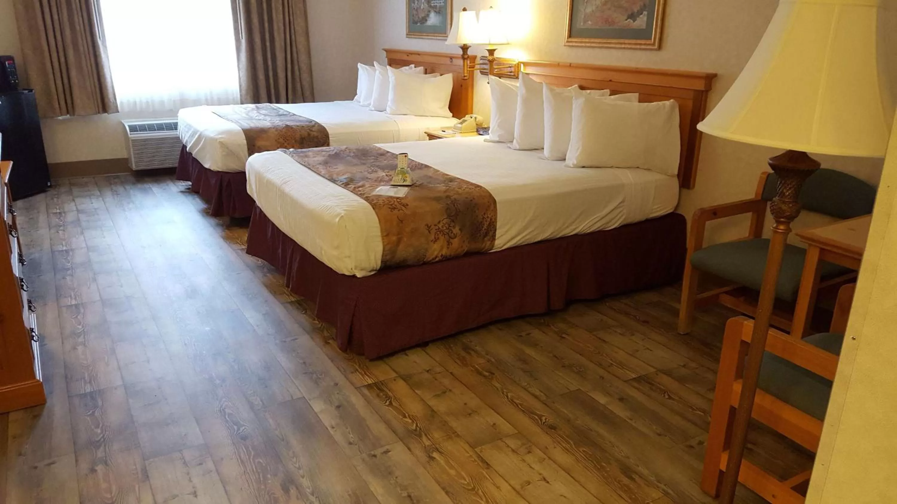Queen Room with Two Queen Beds and Bath Tub - Disability Access/Non-Smoking  in Best Western Inn at the Rogue