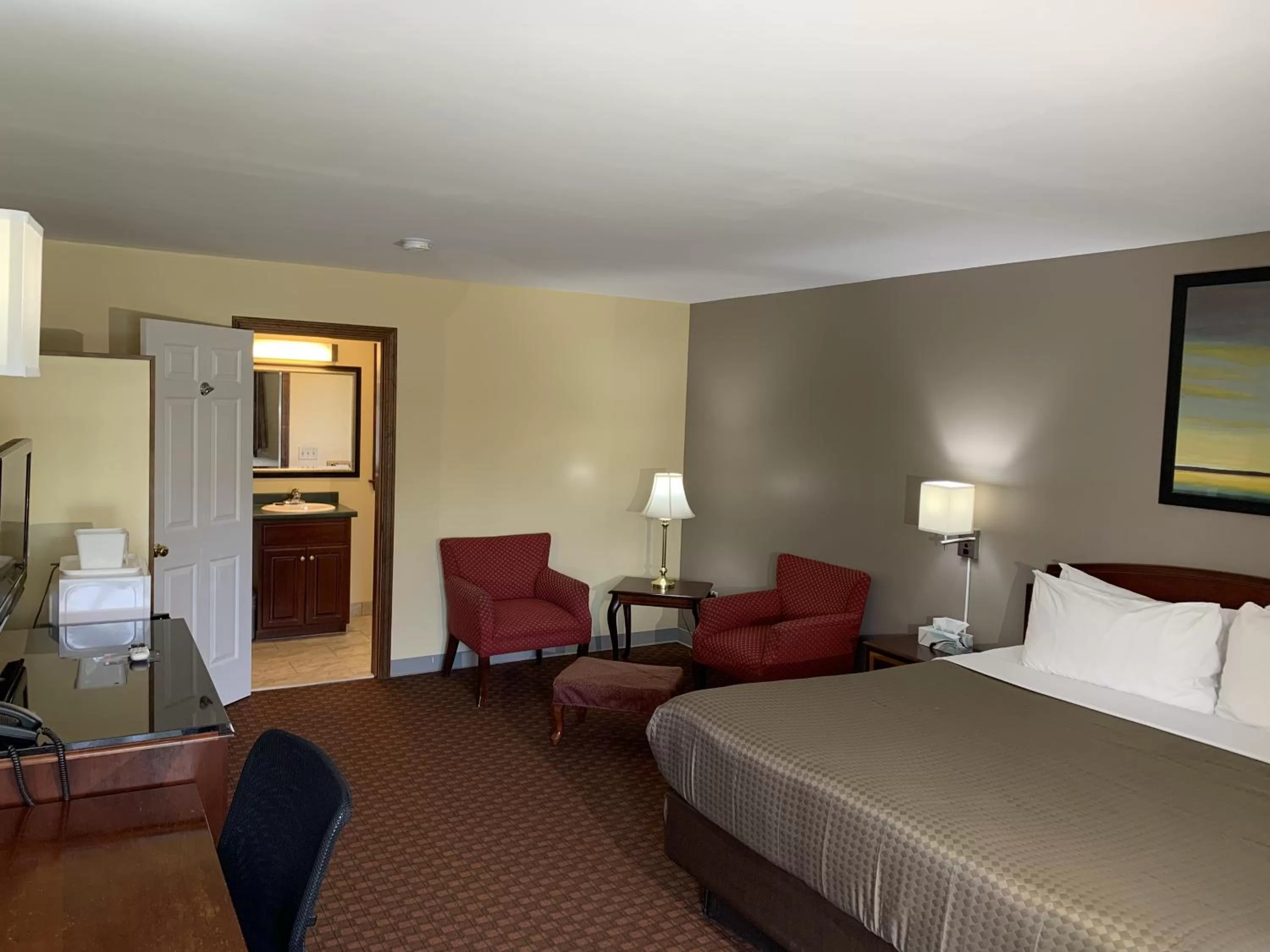 1 King Bed Non Smoking in Americas Best Value Inn Scarborough Portland