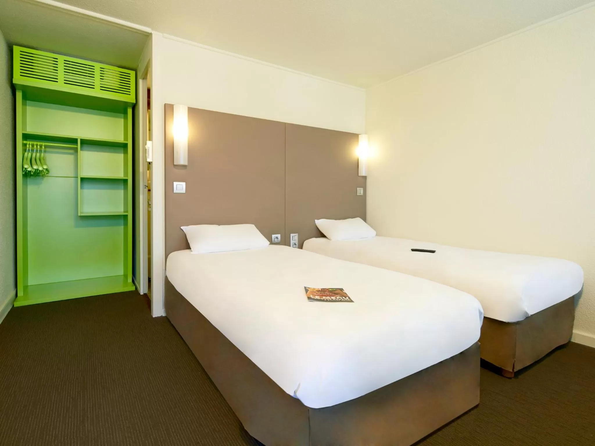 Standard Twin Room in Campanile Dijon Sud - Marsannay