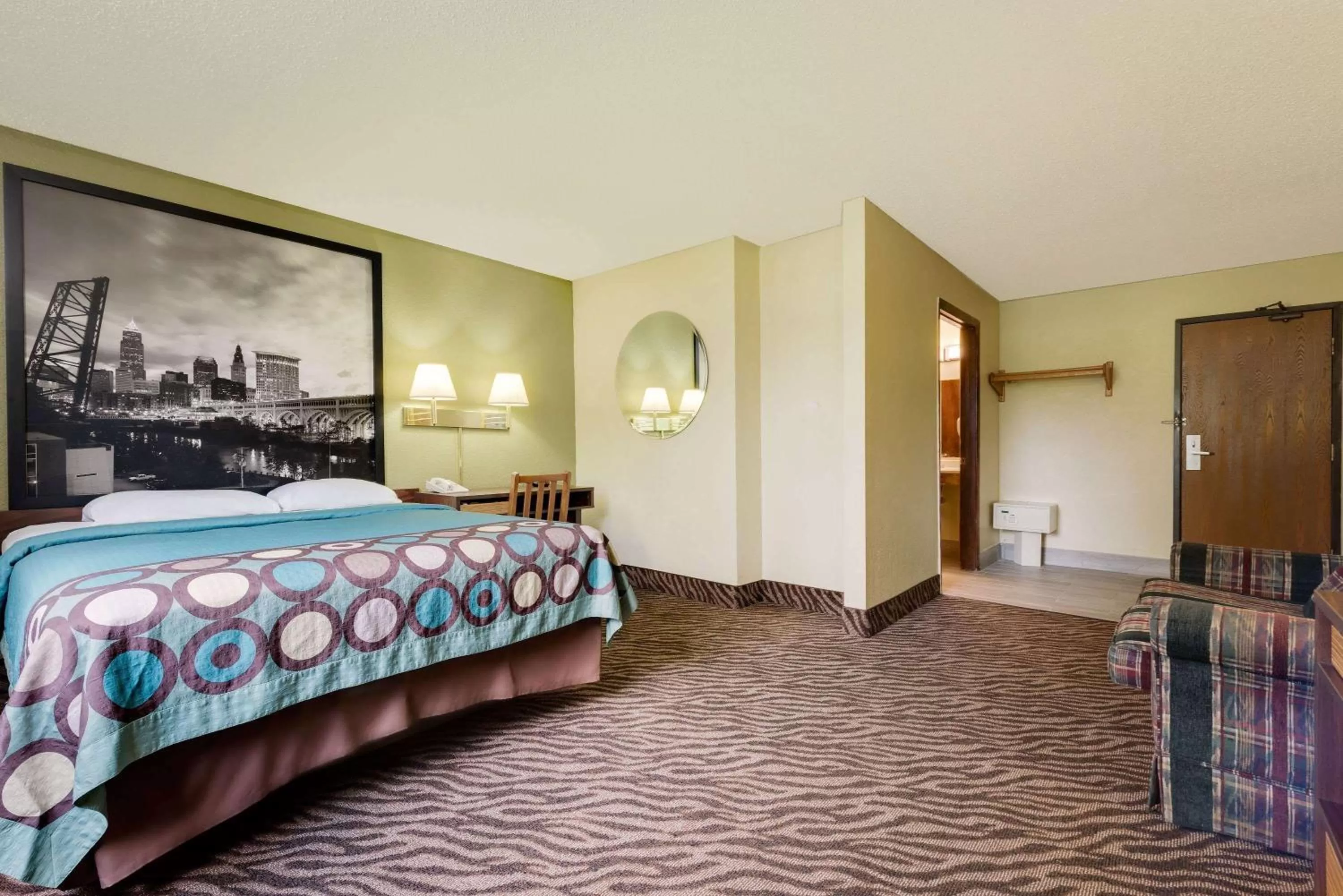 Queen Room - Mobility Access/Non-Smoking in Super 8 by Wyndham Mentor/Cleveland Area