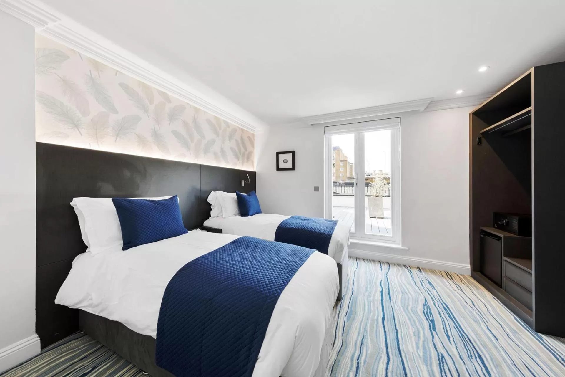 Superior Twin Room in Commodore Hotel