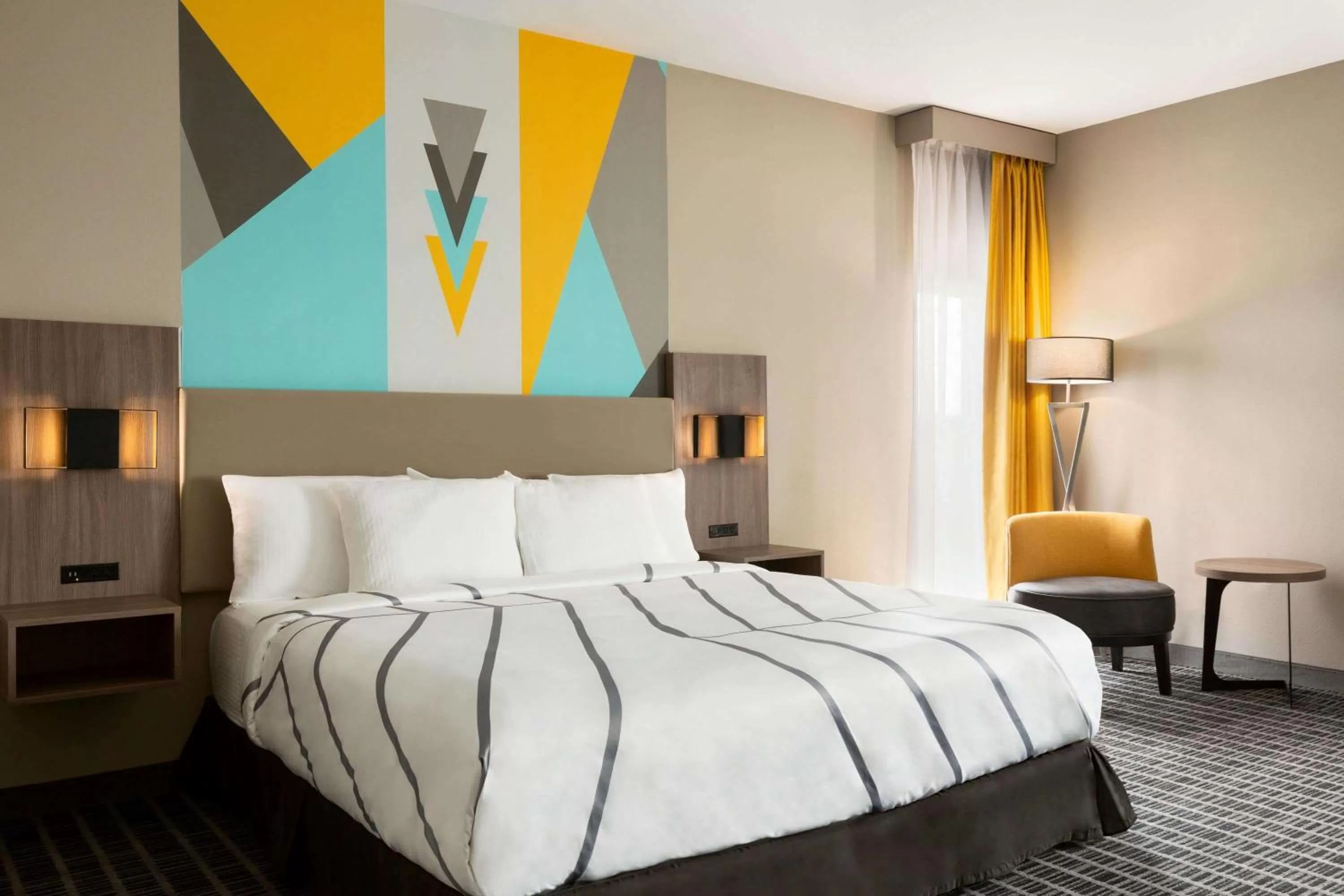 King Room with Bath Tub - Mobility Accessible/Non-Smoking in La Quinta by Wyndham Richmond-Sugarland