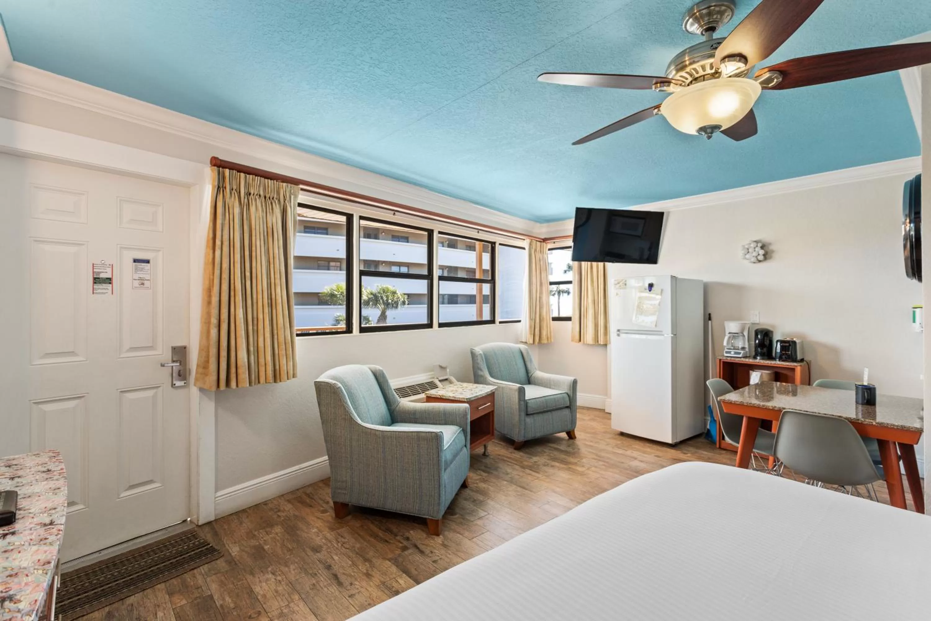 Superior Gulf View Suite: 1 King Bed in Plaza Beach Hotel - Beachfront Resort