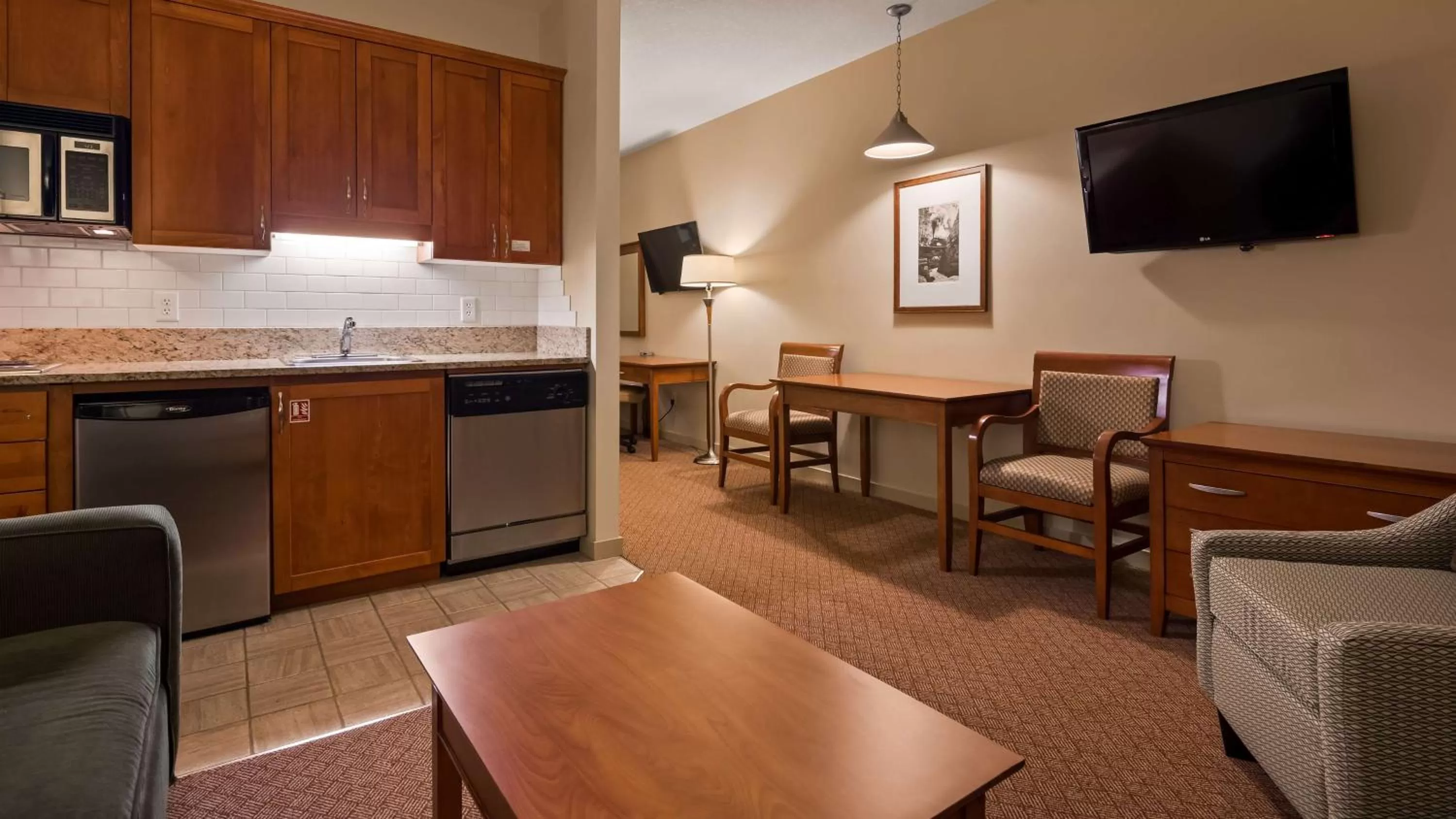 Queen Suite with Balcony - Non-Smoking in Best Western PLUS Chemainus Inn