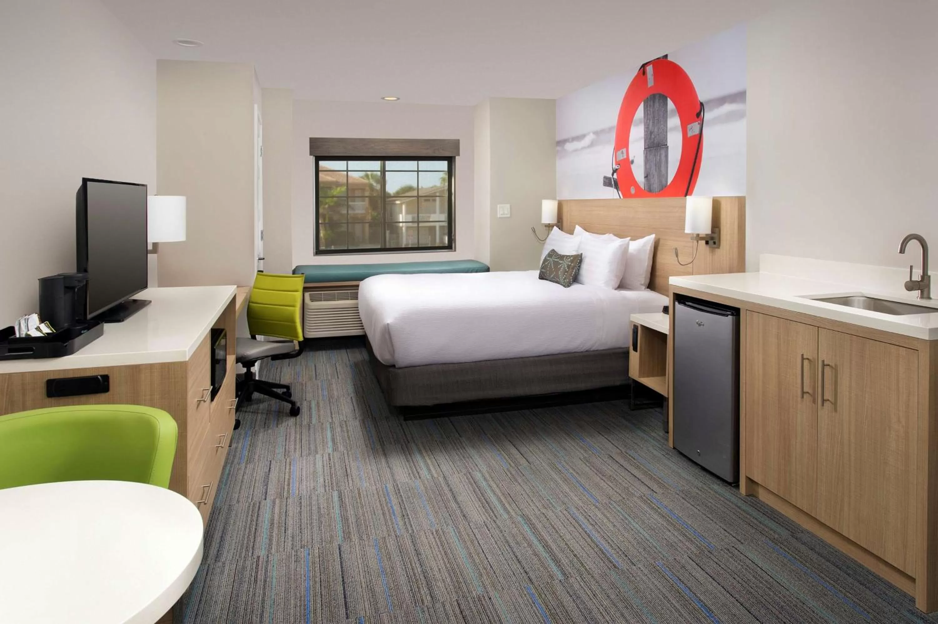 King Room with Wet Bar in Best Western Beachside Inn