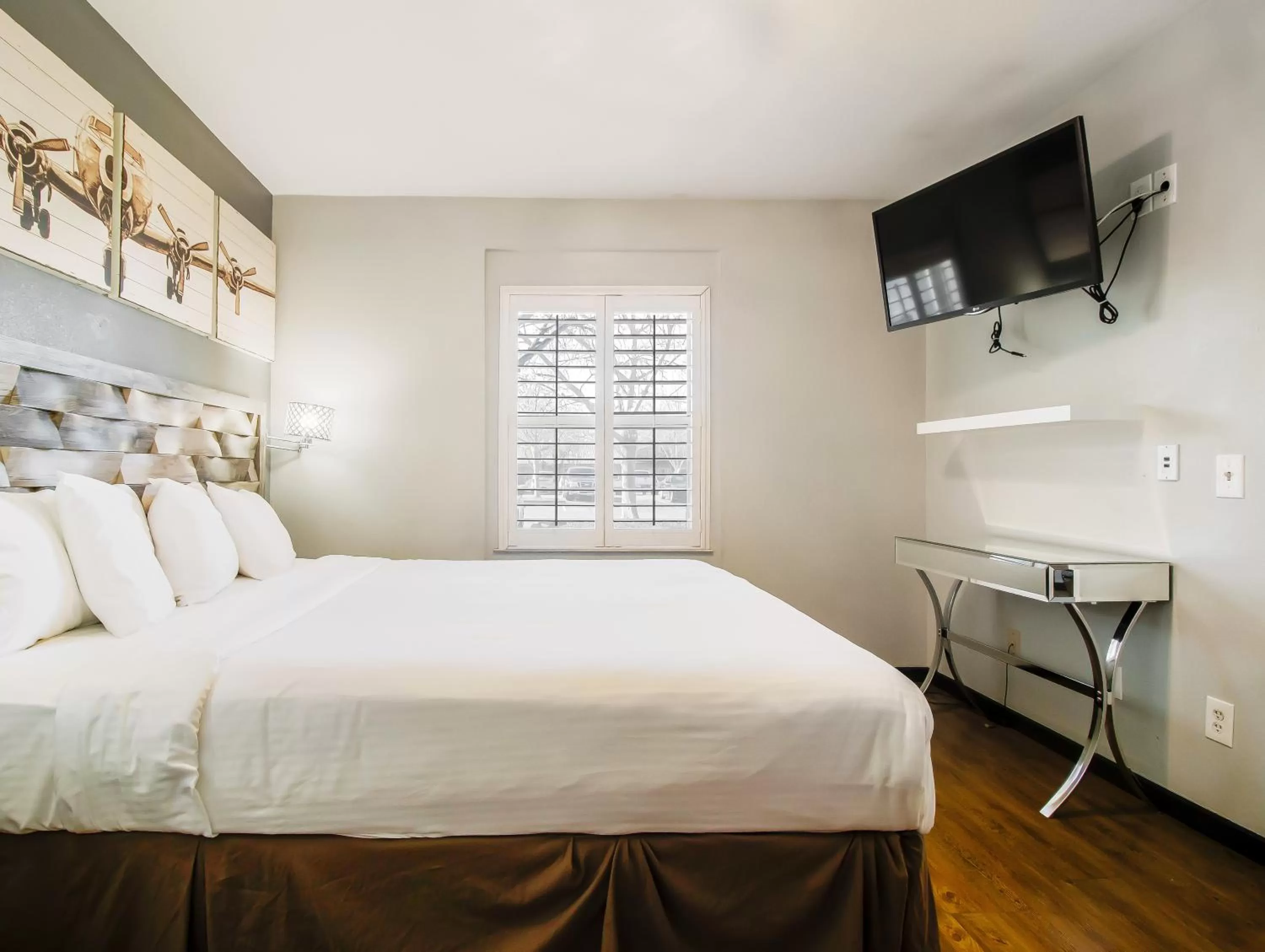 One-Bedroom King Suite - Non-Smoking in Lions Gate Hotel