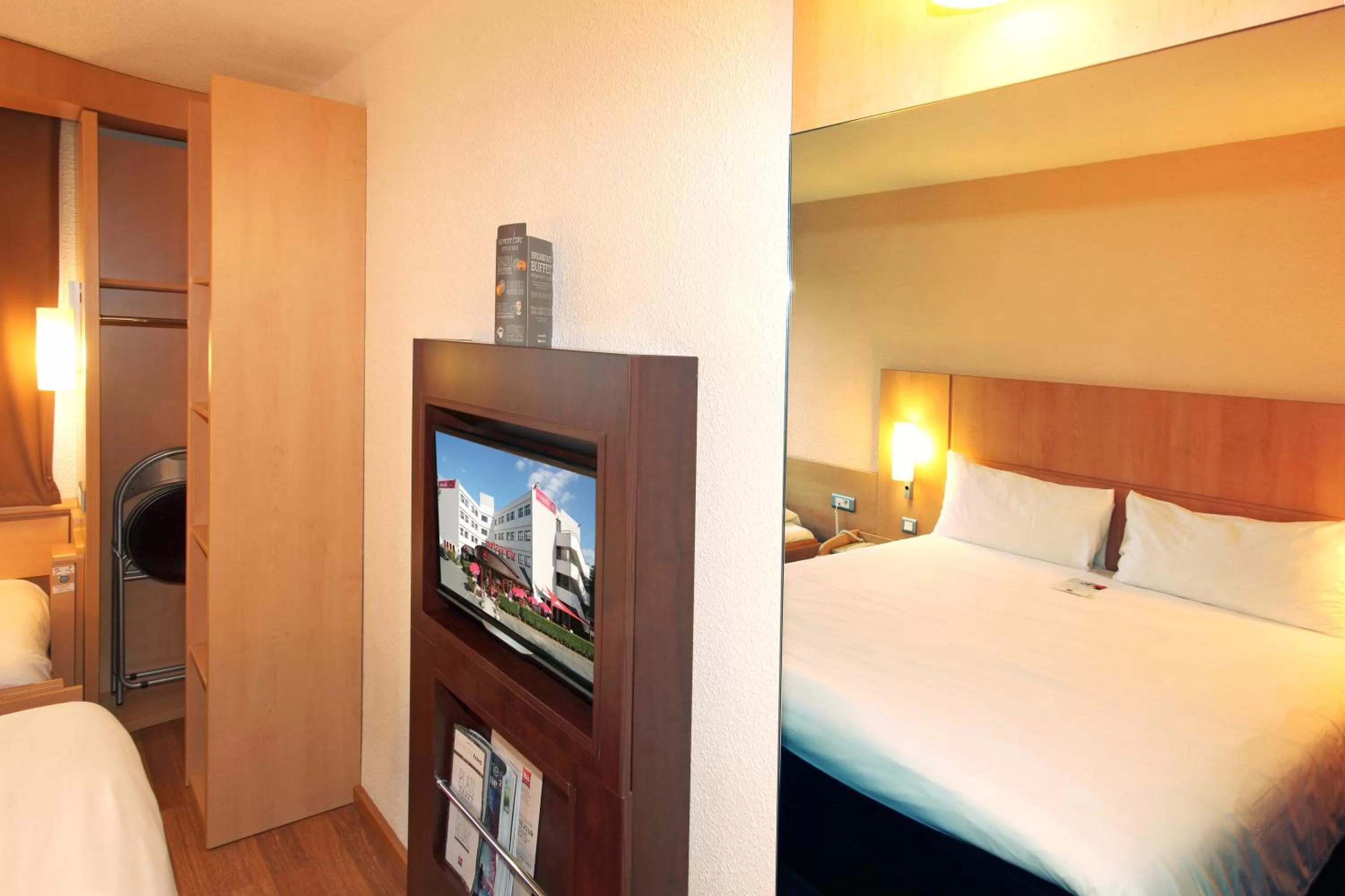 Standard Room with One Double Bed and One Single Bed in ibis Poitiers Sud