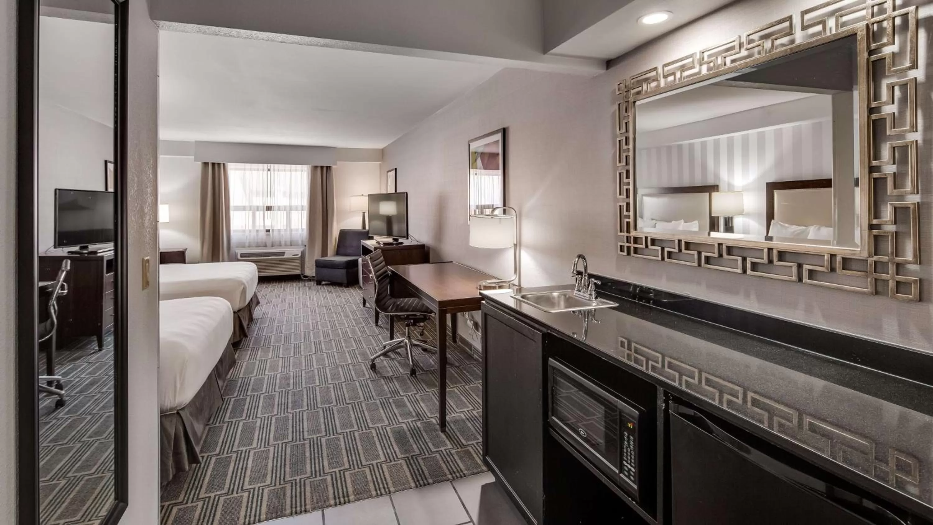 Queen Suite with Two Queen Beds - Disability Access/Non-smoking in Best Western Lapeer Inn