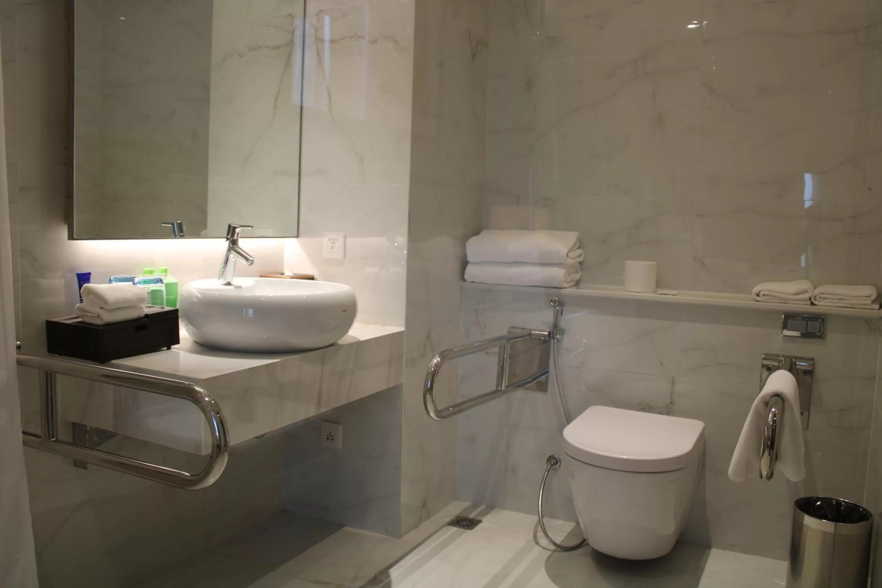 King Room - Mobility Access in Wyndham Garden Hanoi