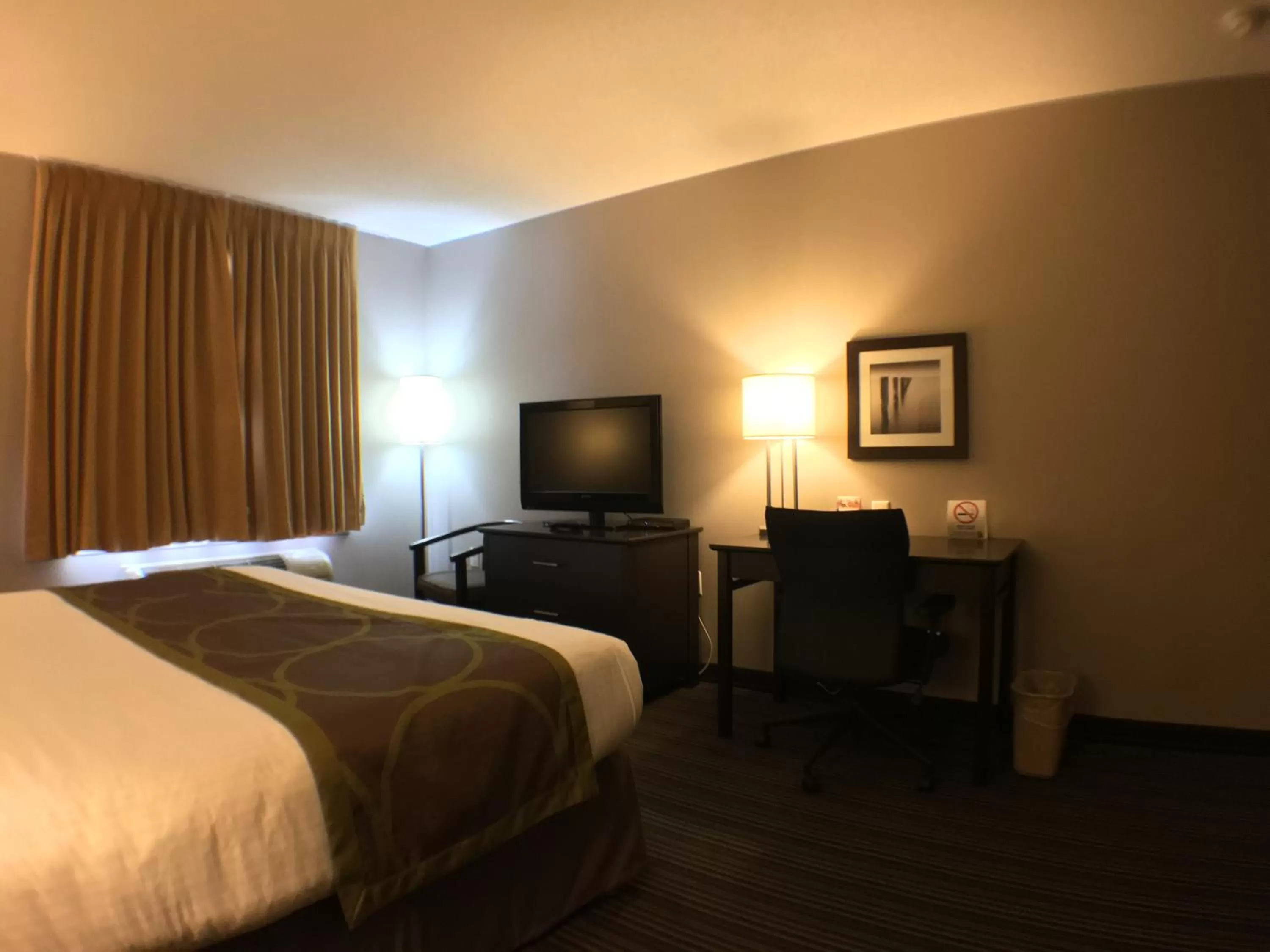 Queen Room - Disability Access - Non-Smoking in Super 8 by Wyndham Kapuskasing