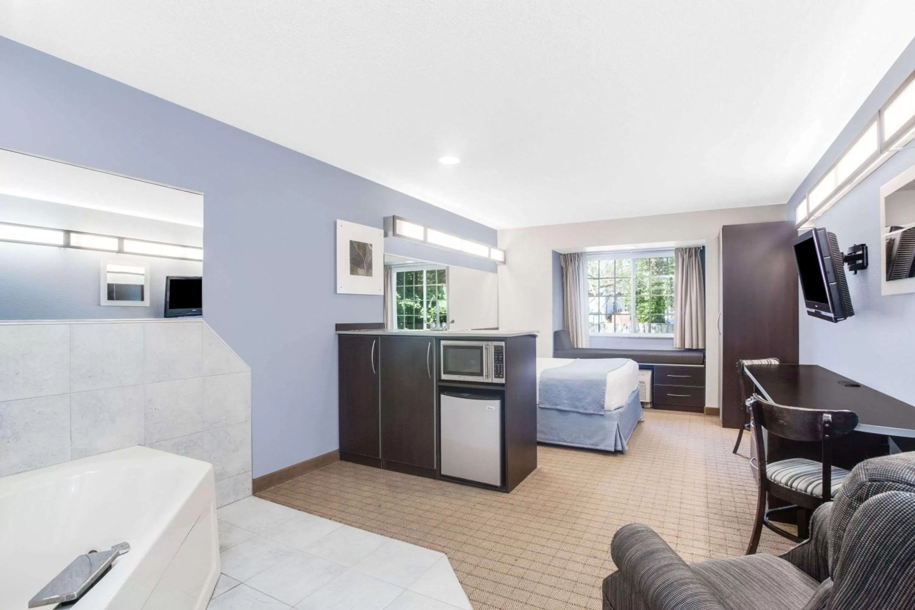 Deluxe Queen Studio Suite - Non-Smoking in Microtel Inn & Suites Bath