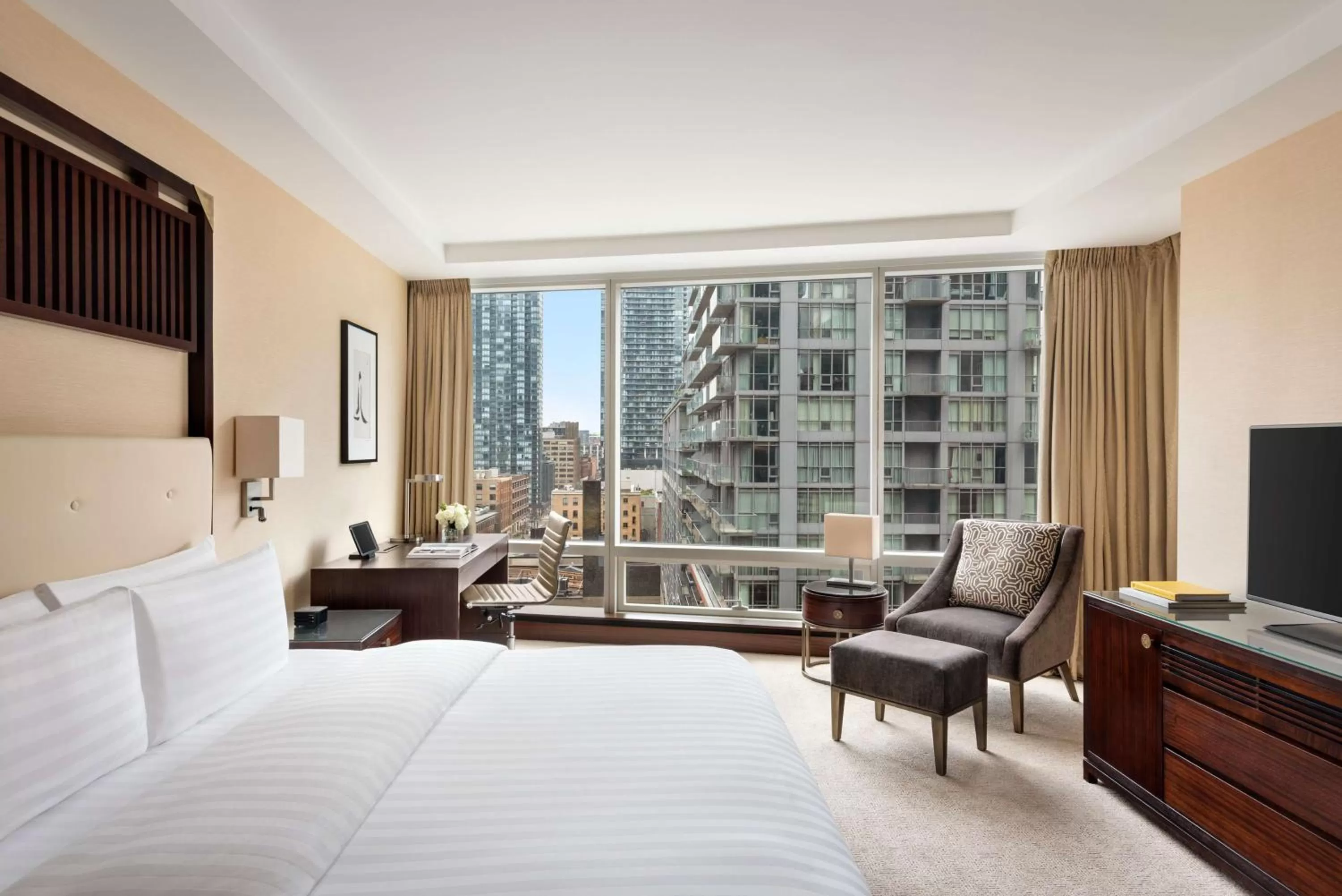 Executive King Room in Shangri-La Toronto