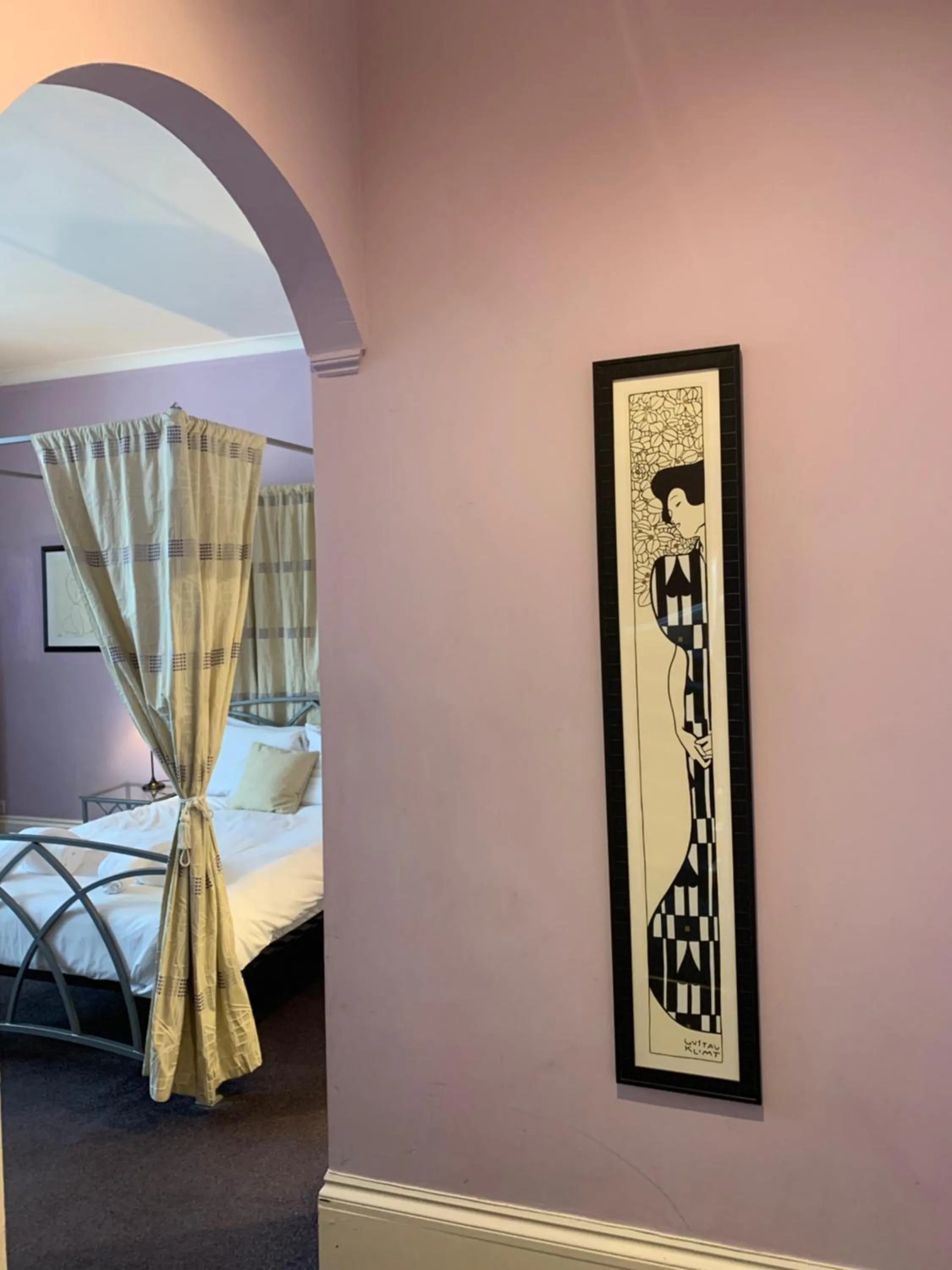 Four Poster Bedroom in Southside Guest House