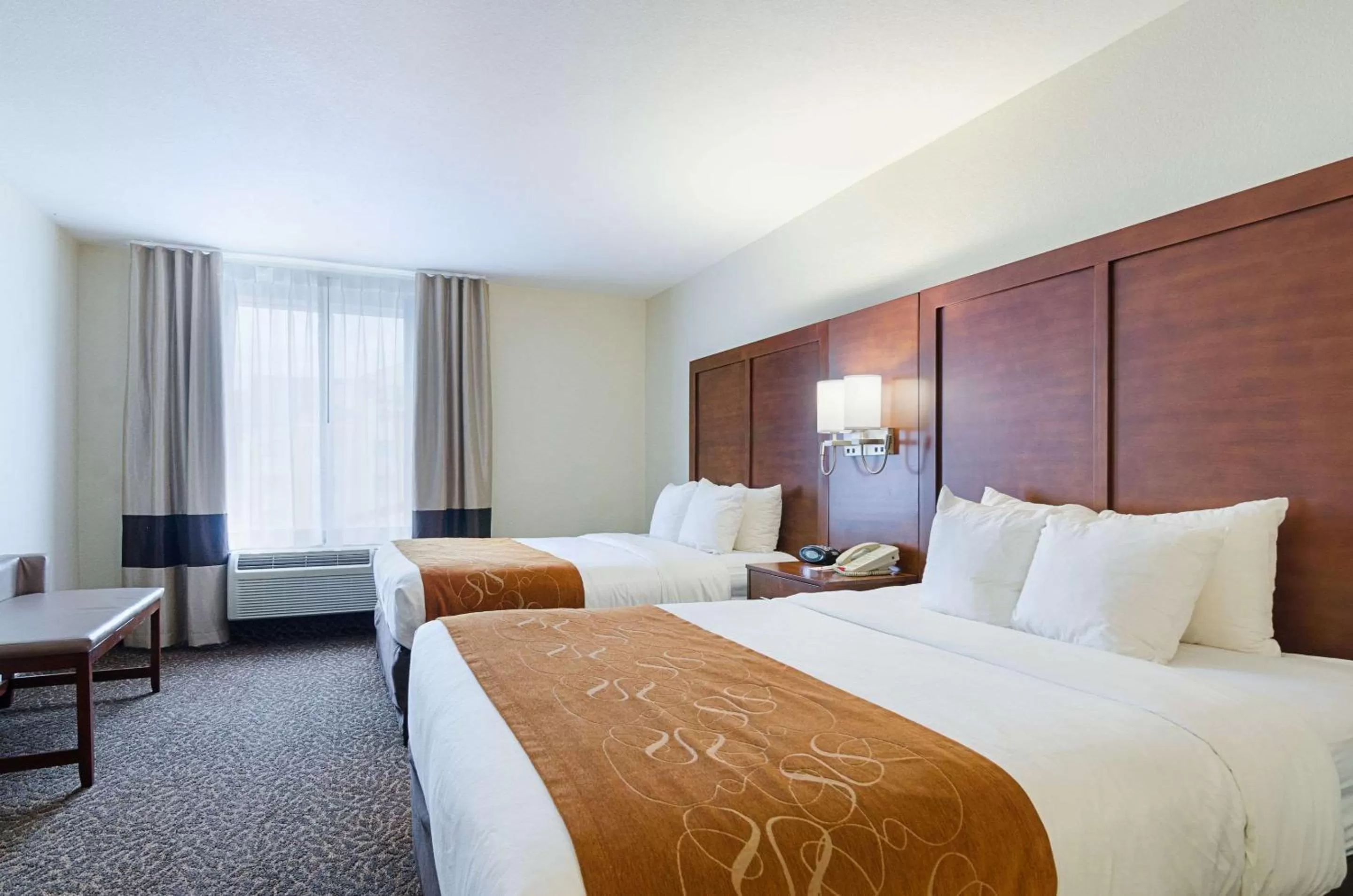 Photo of the whole room, Bed in Quality Suites Springdale West I-49